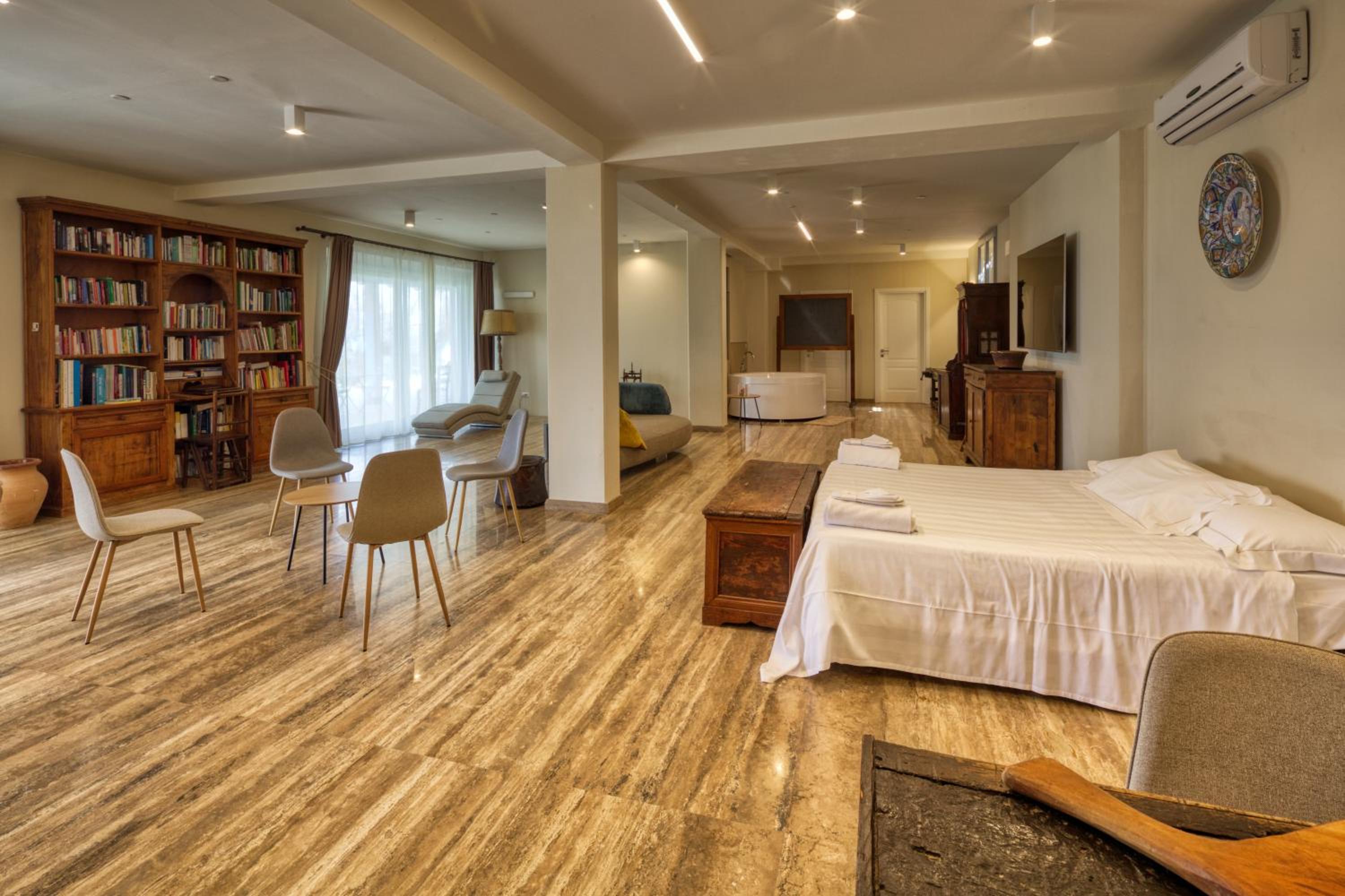 Deluxe Suite With Spa Bath
