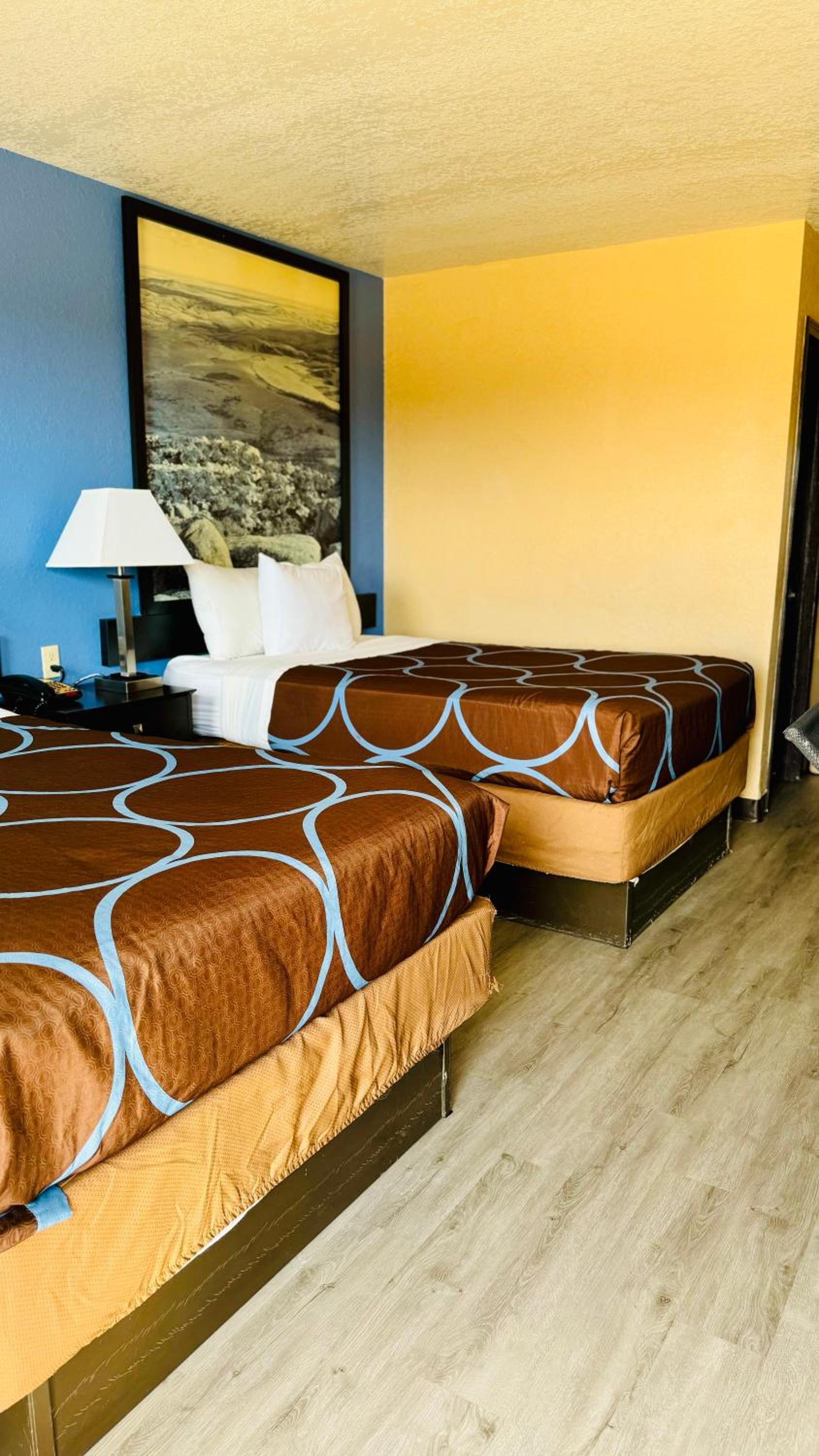 Double Room with Two Double Beds - Smoking - Photo 1