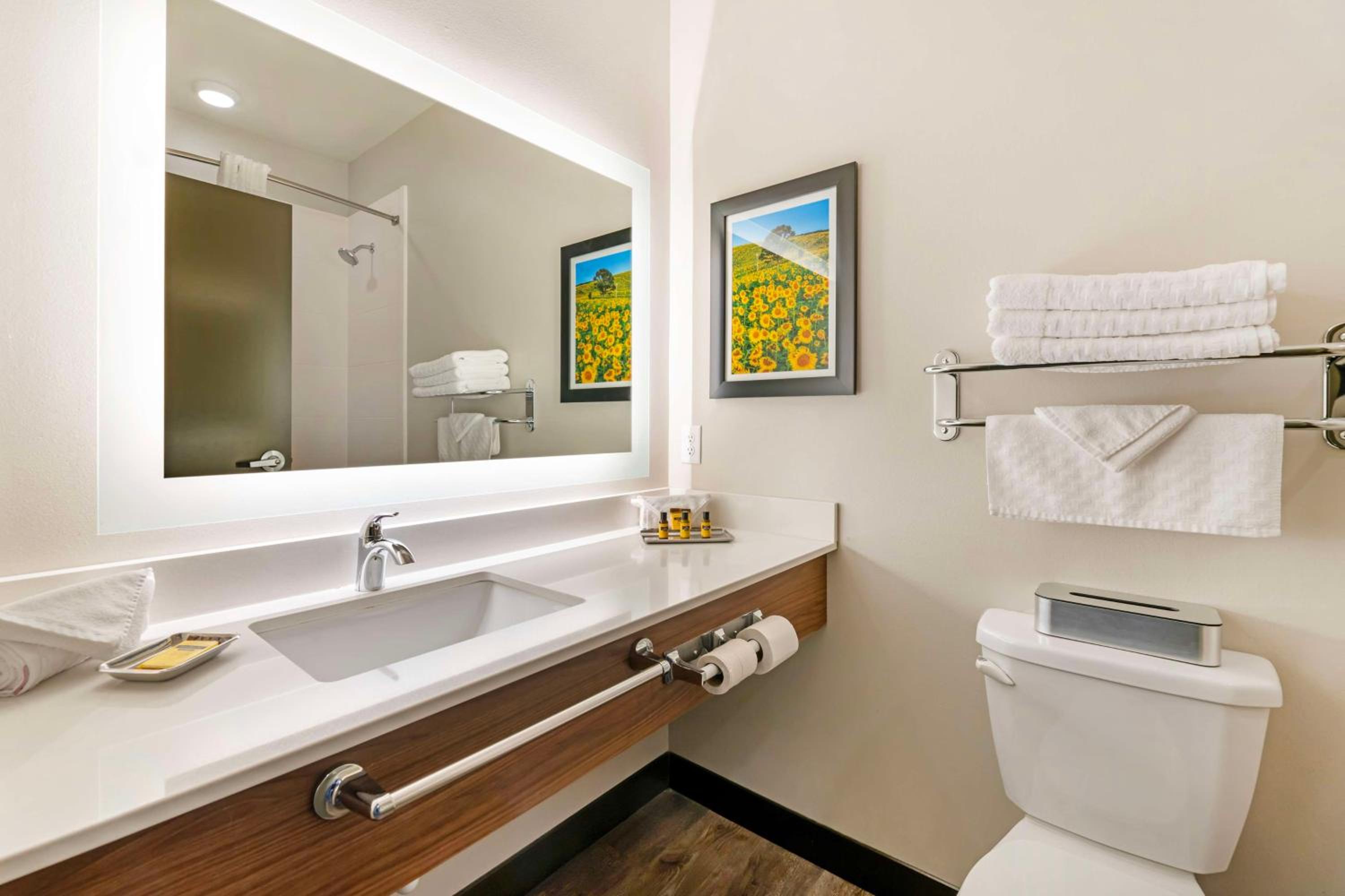 King Room with Two King Beds - Non-Smoking - Photo 4