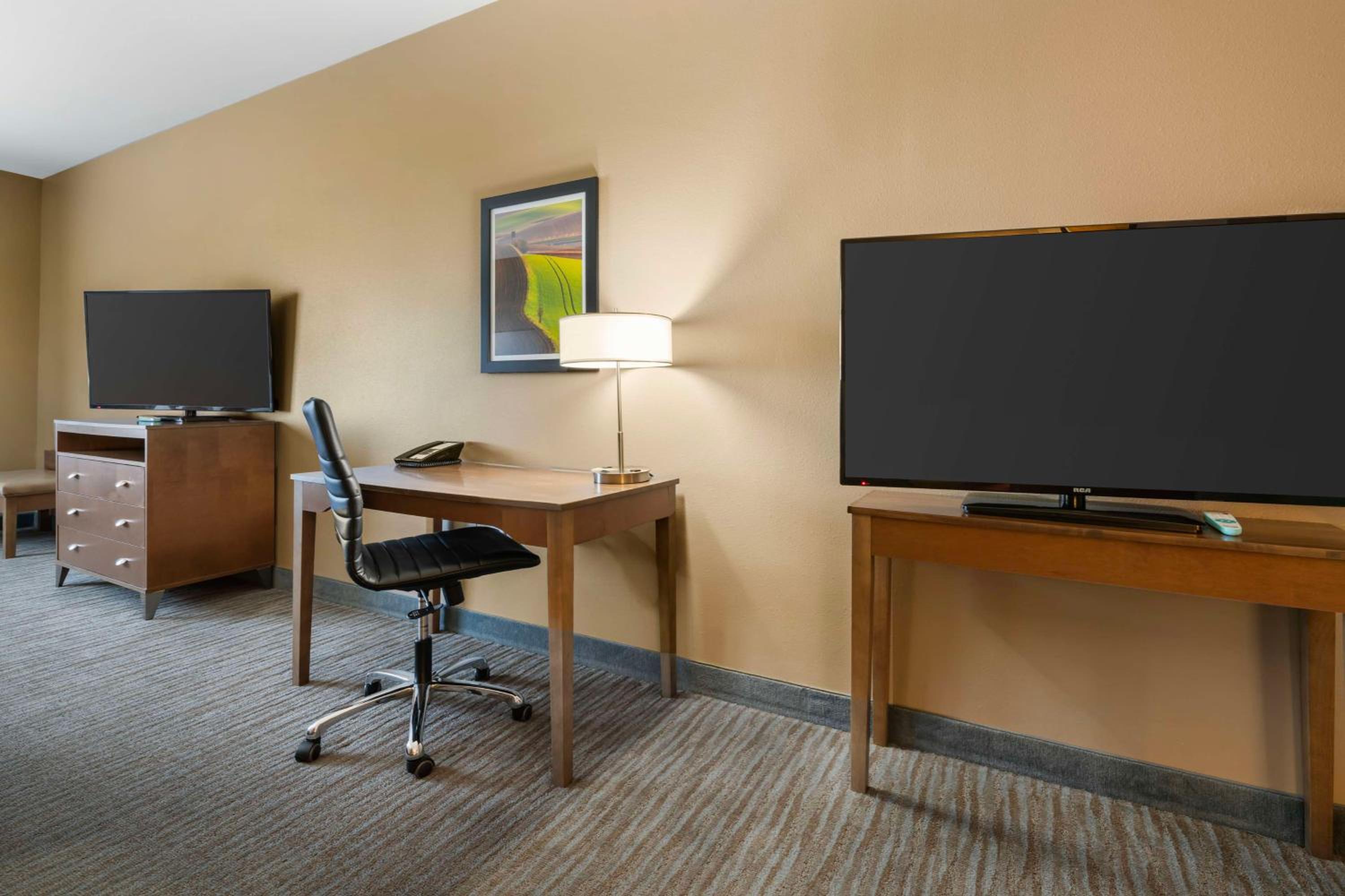 Queen Suite with Two Queen Beds with Sofa Bed - Photo 3