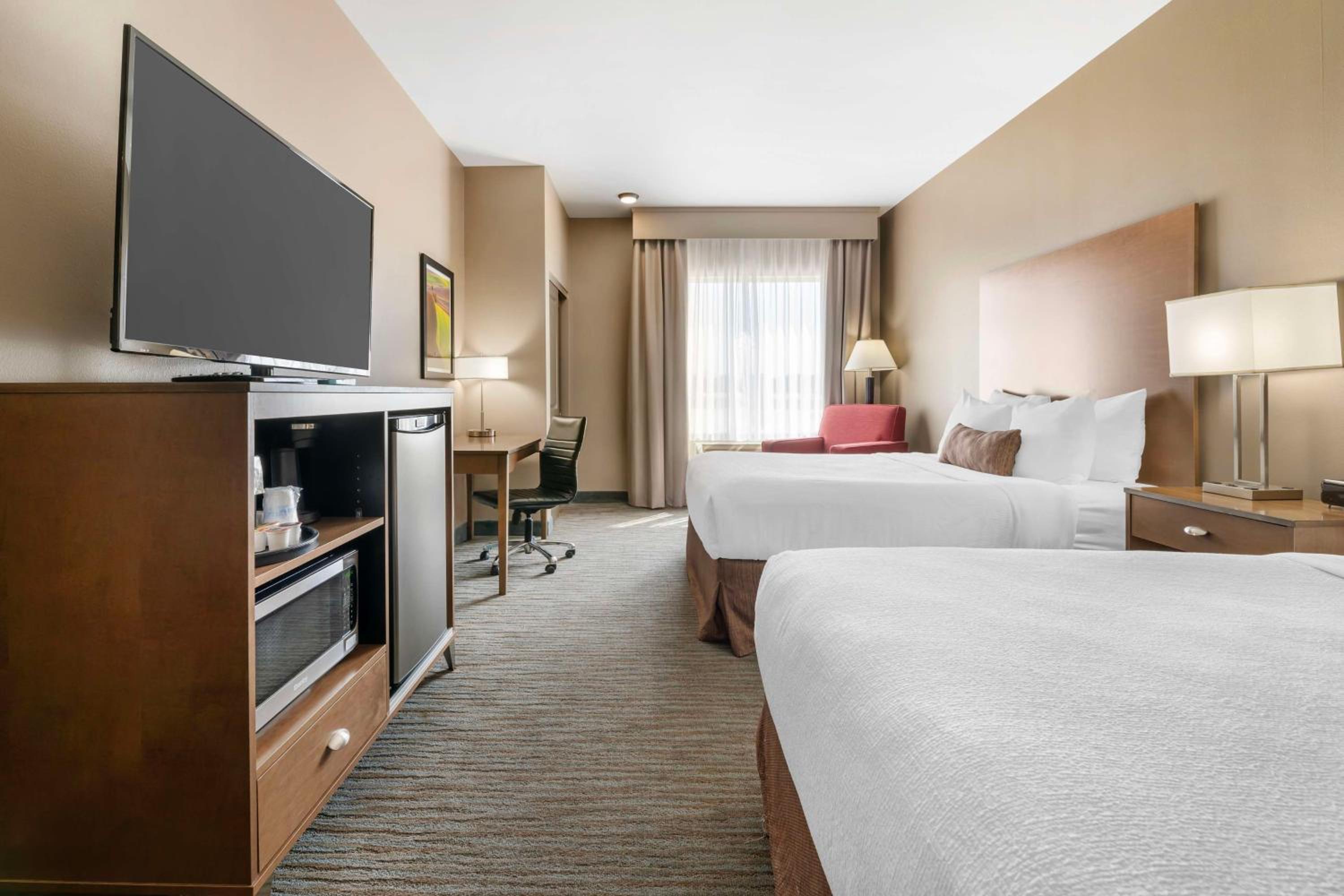 Queen Room with Two Queen Beds and Bath Tub - Disability Access/Non-Smoking  - Photo 2
