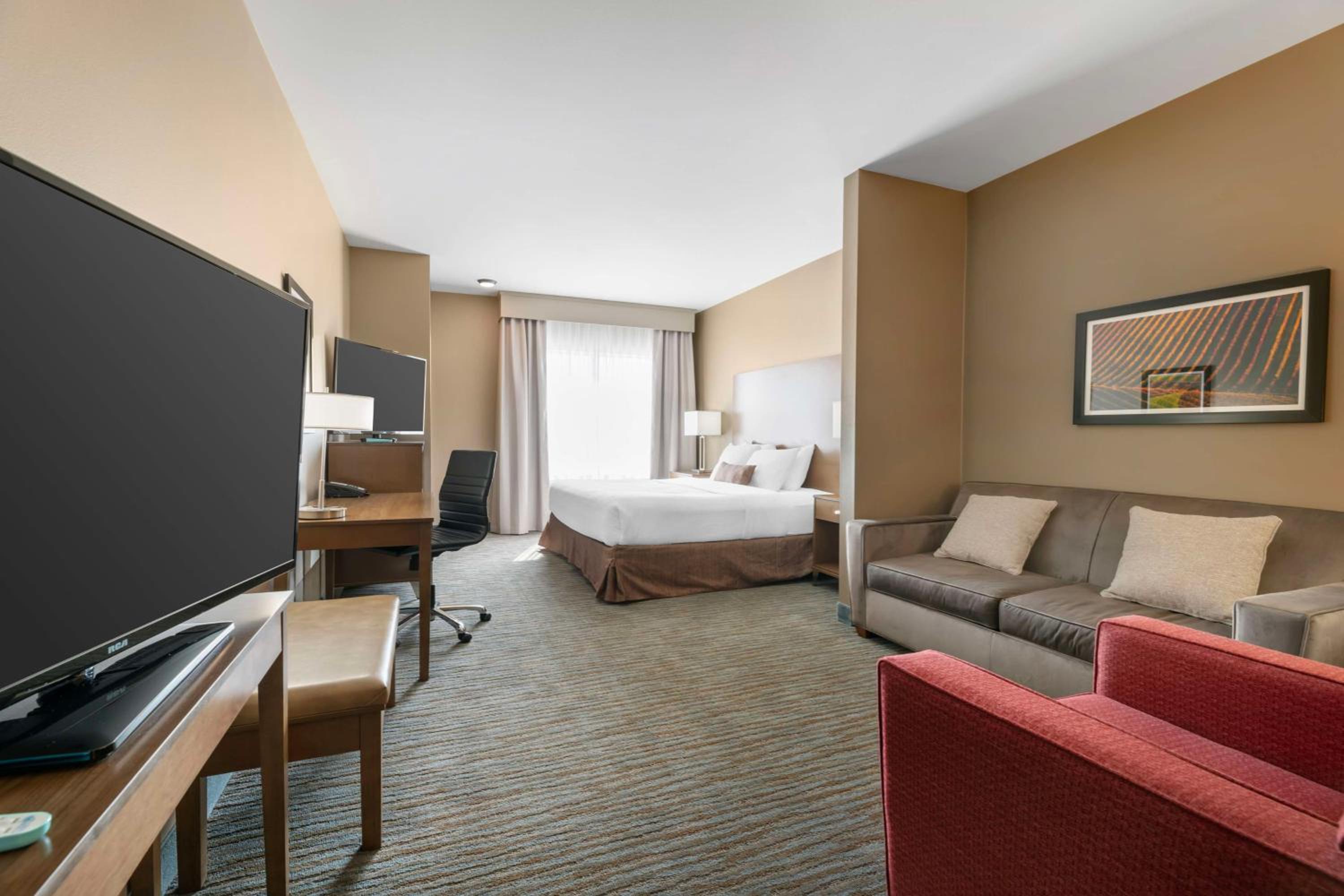 King Suite with Bath Tub and Sofa Bed - Disability Access/Non-Smoking - Photo 1