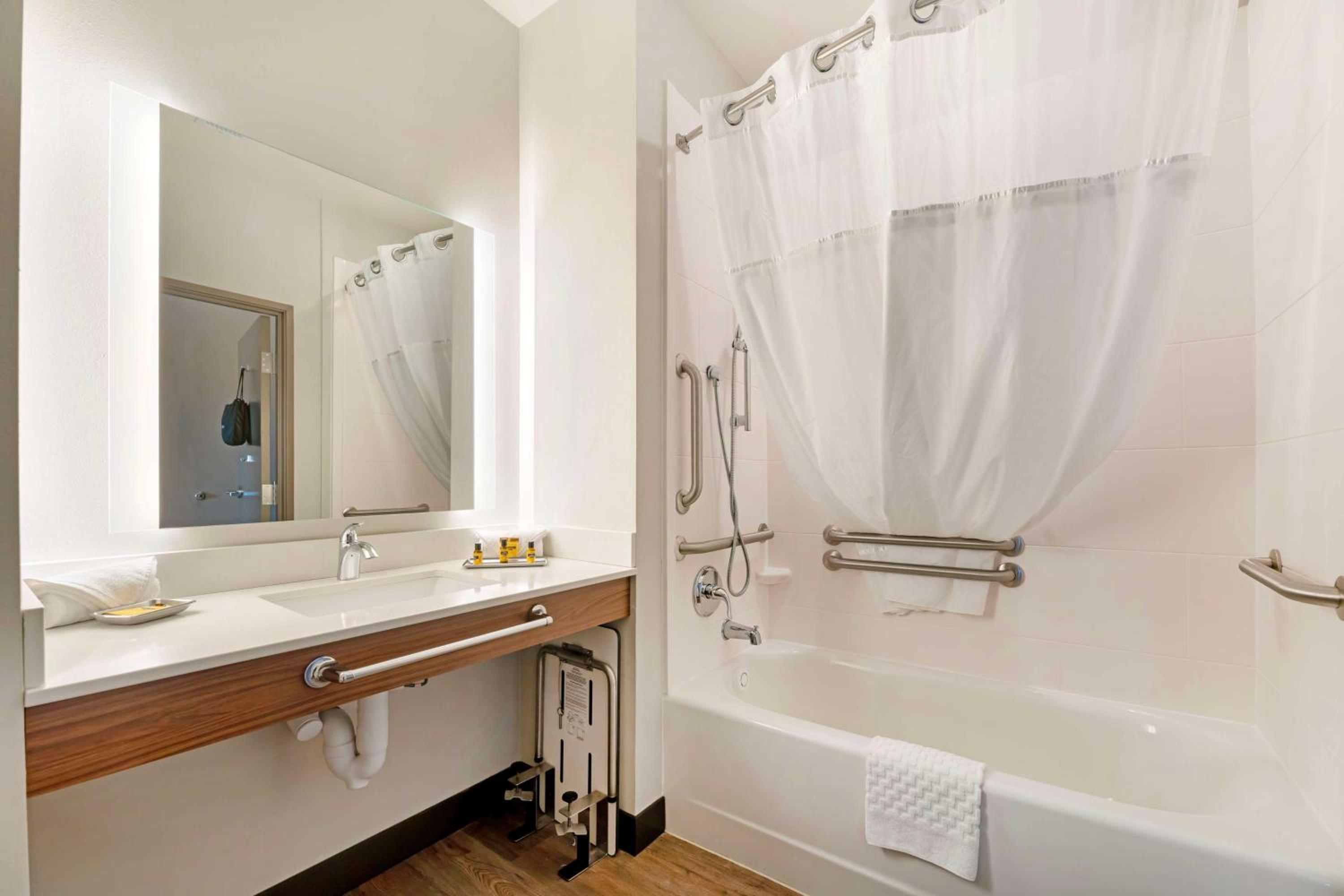 King Suite with Bath Tub and Sofa Bed - Disability Access/Non-Smoking - Photo 2