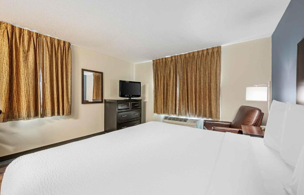 Studio with 1 King Bed - Non-Smoking - Photo 7
