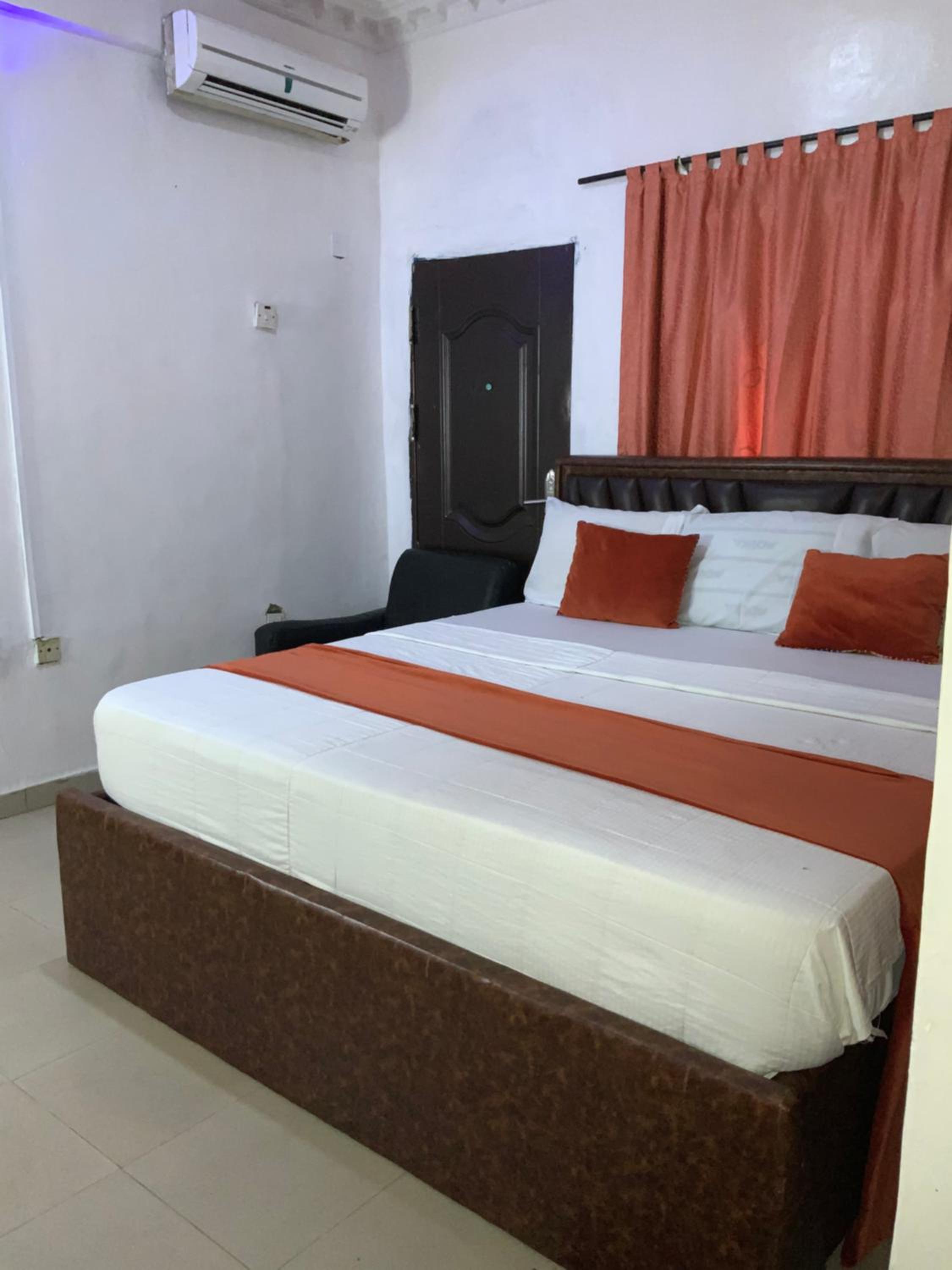 Standard King Room photo 2