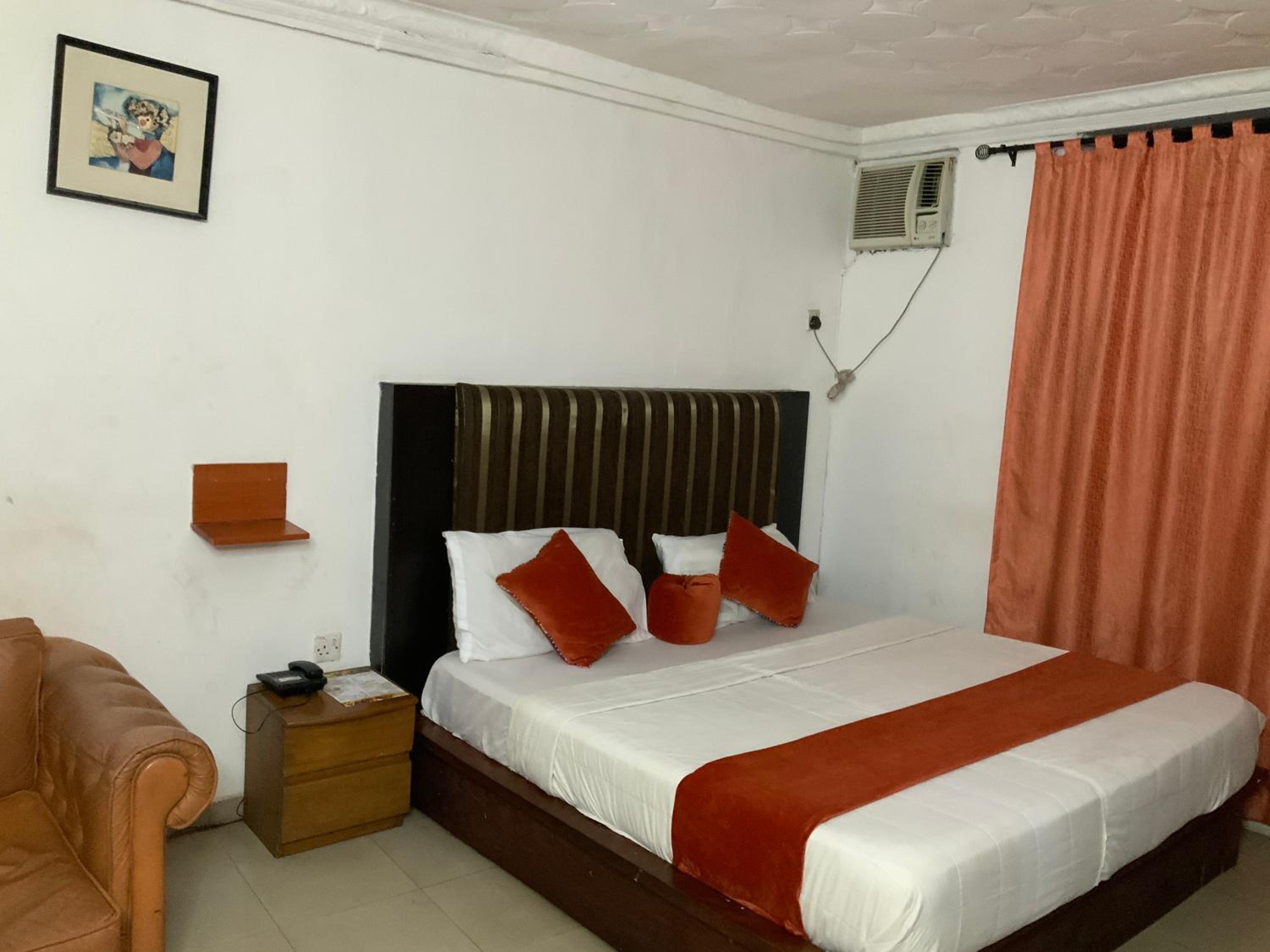 Standard King Room photo 1