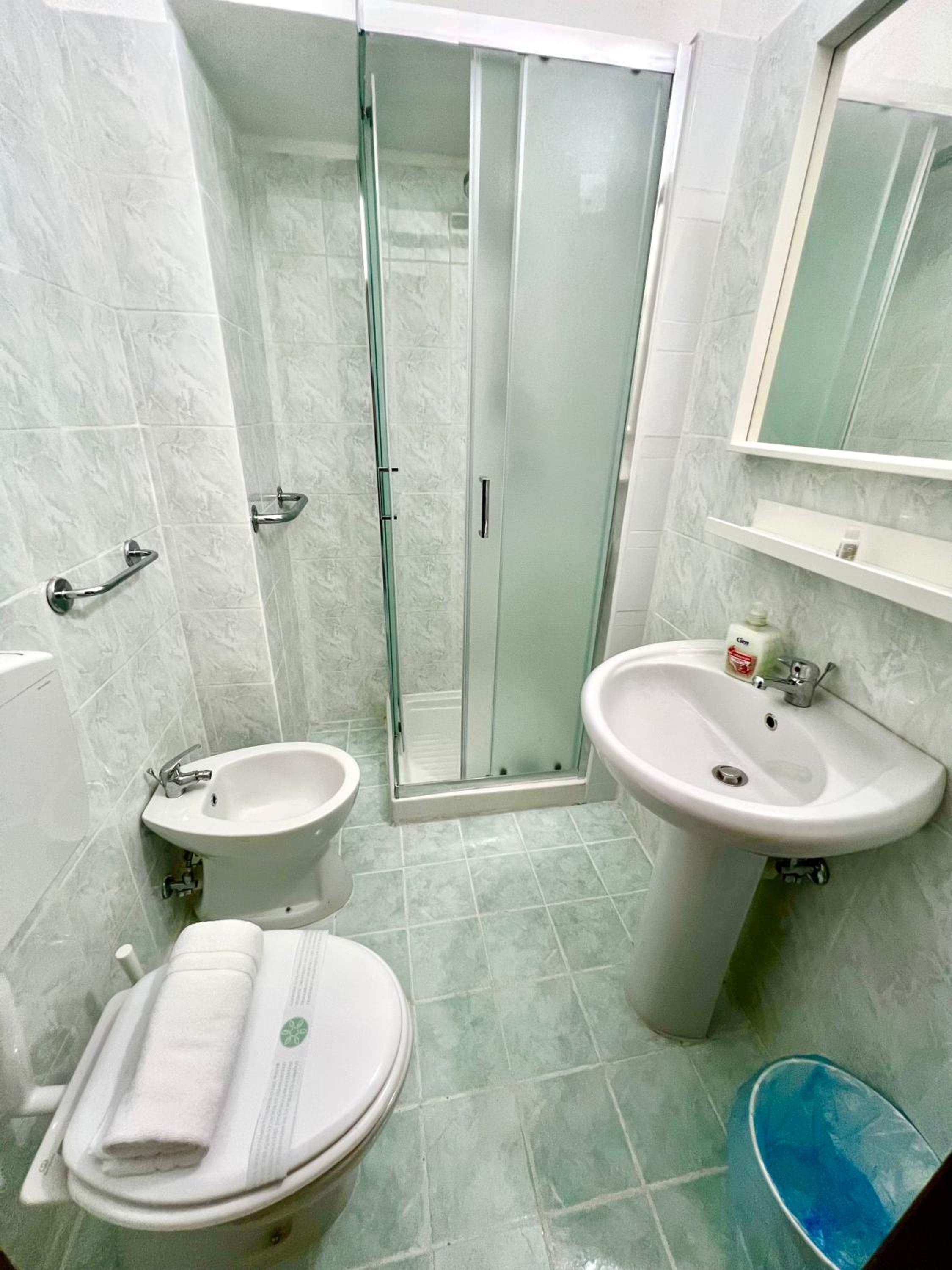 Standard Double Room - Photo 13