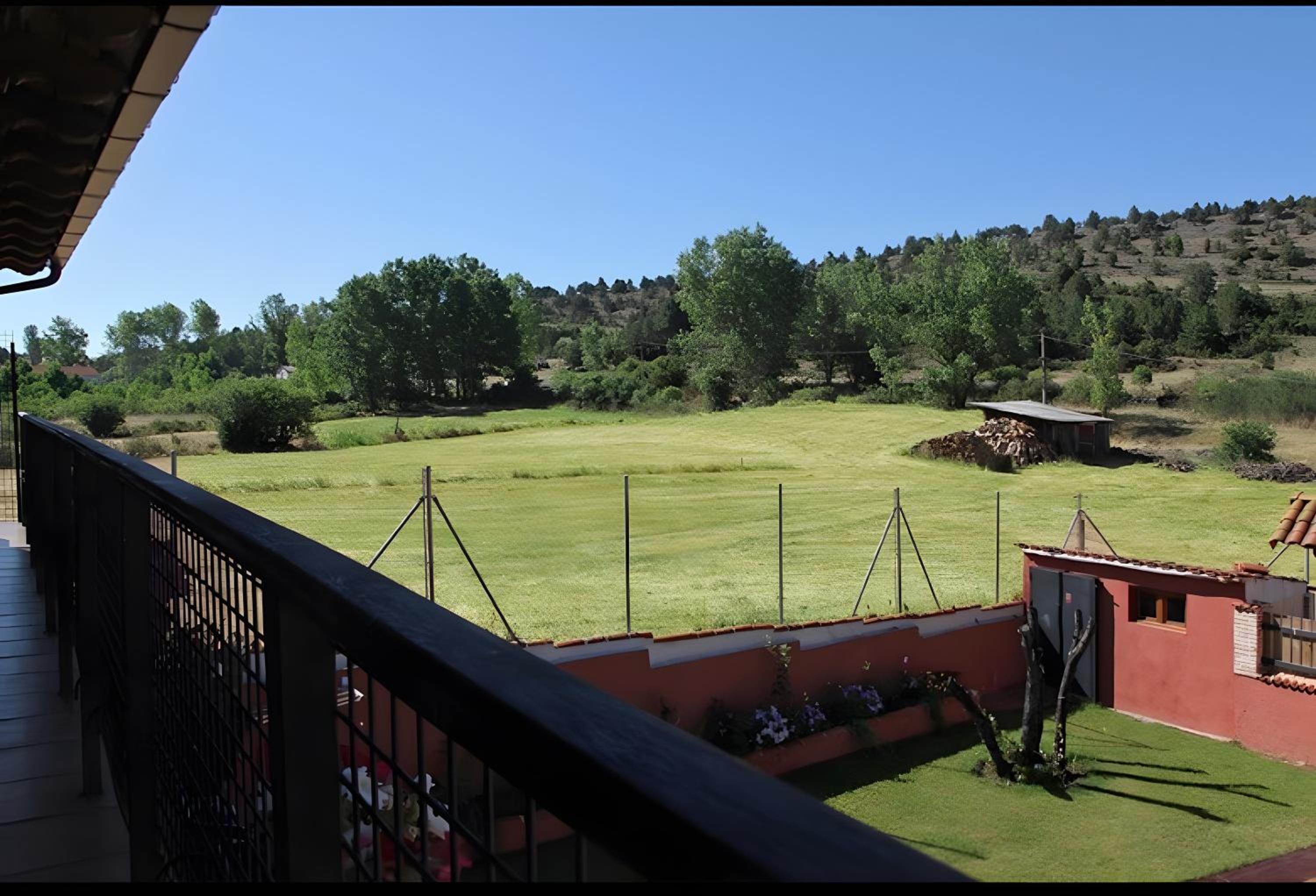 Three-Bedroom Premium Apartment with Balcony photo 2