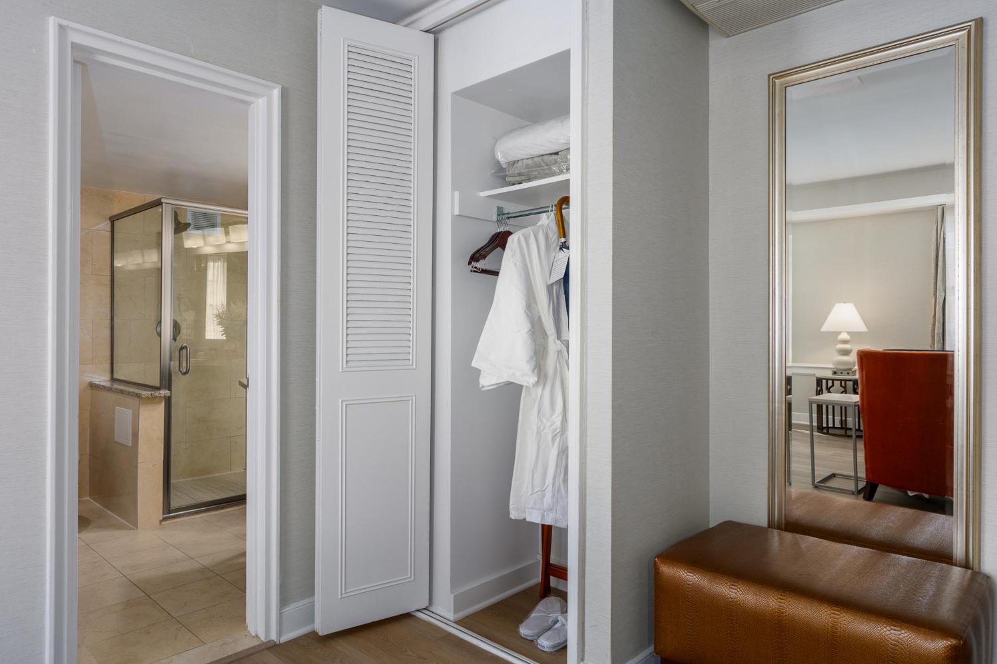 Executive Room with King Bed - Photo 1