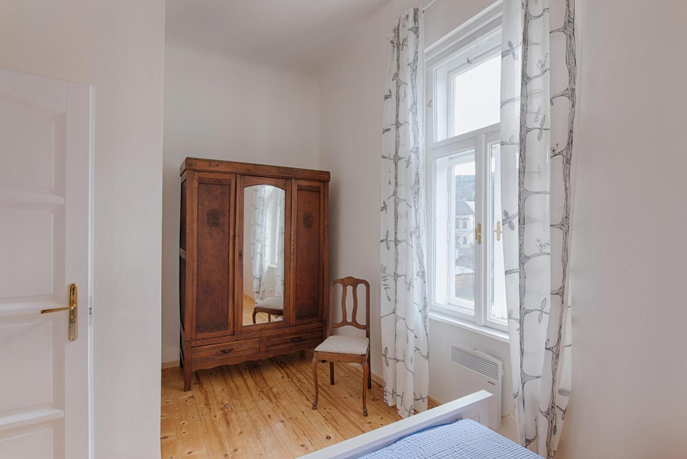 One-Bedroom Apartment with Mountain View - Top 5
