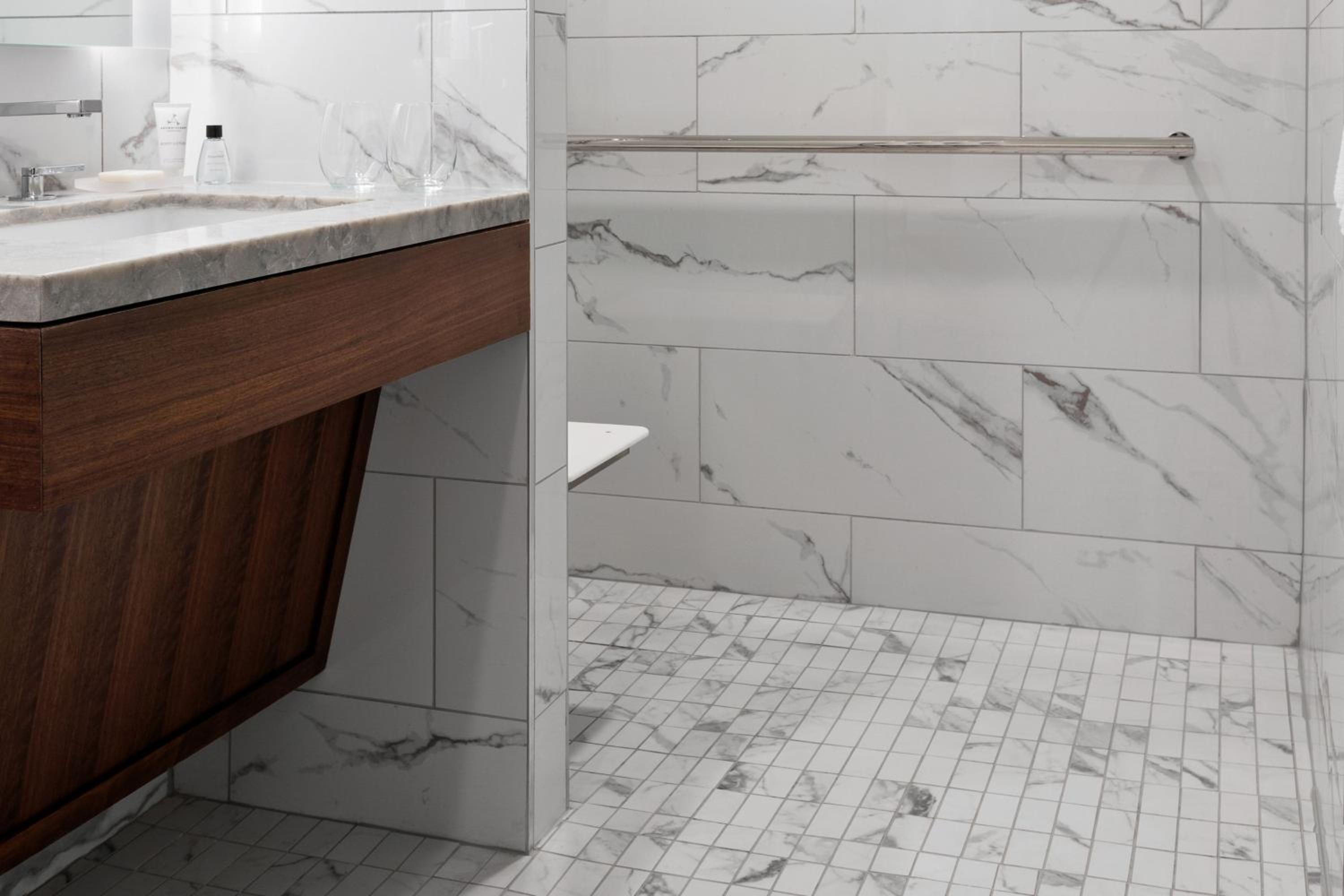 Deluxe King Room with Roll-in Shower - Mobility Accessible