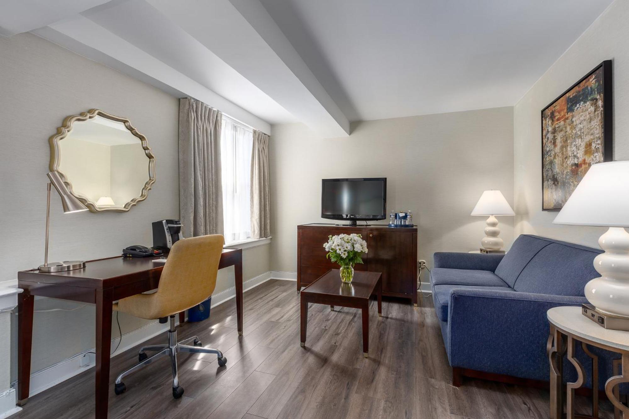 Georgetown Suite with King Bed - Photo 10