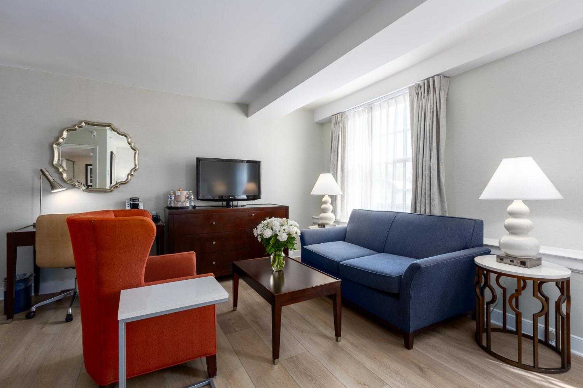 Georgetown Suite with King Bed - Photo 12