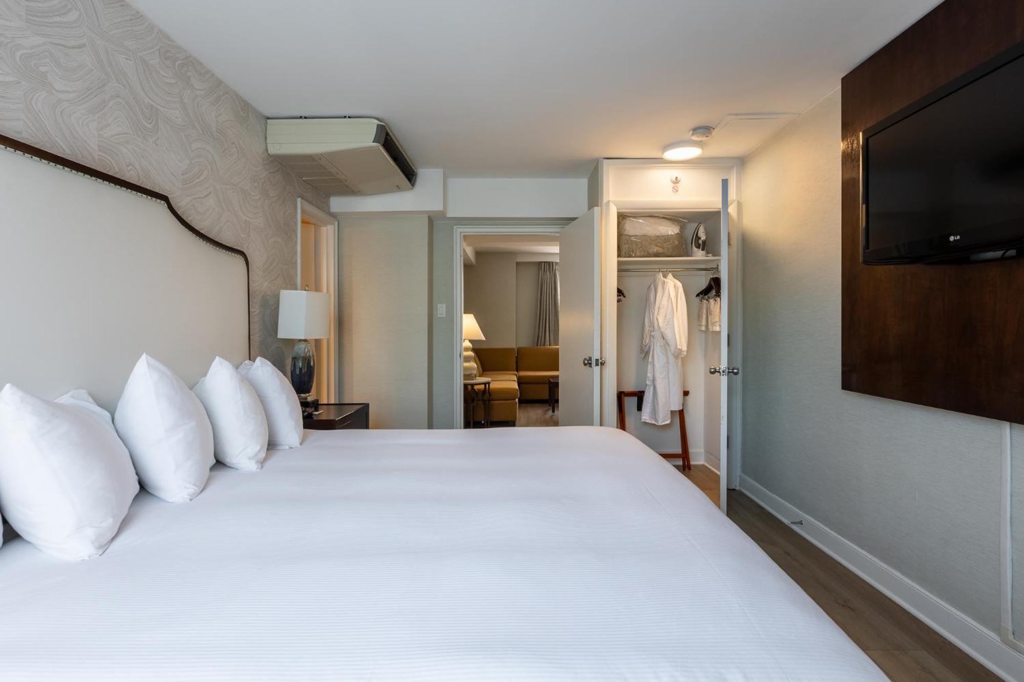 Georgetown Suite with King Bed - Photo 15