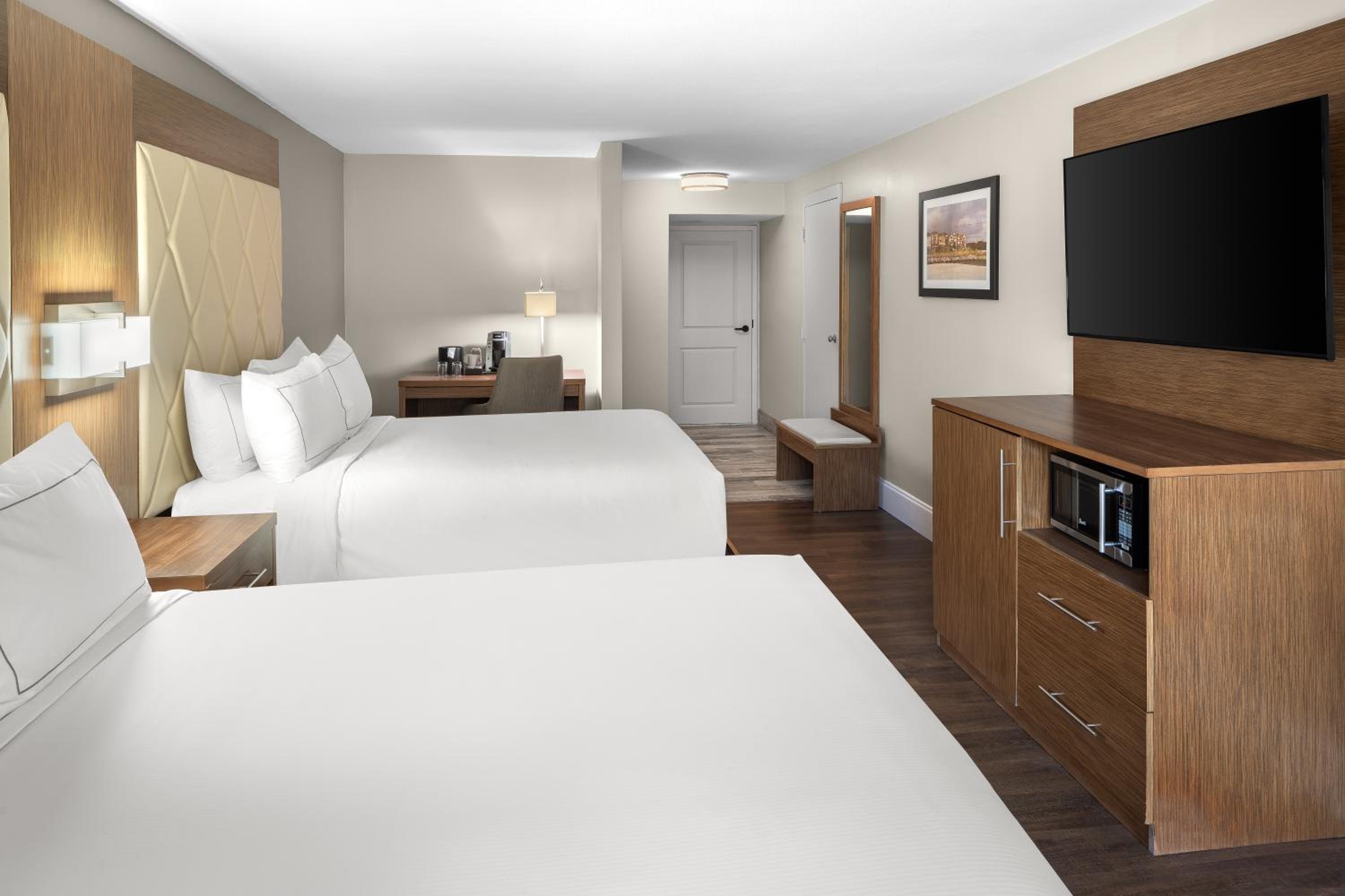 Queen Room with Two Queen Beds thumbnail 5