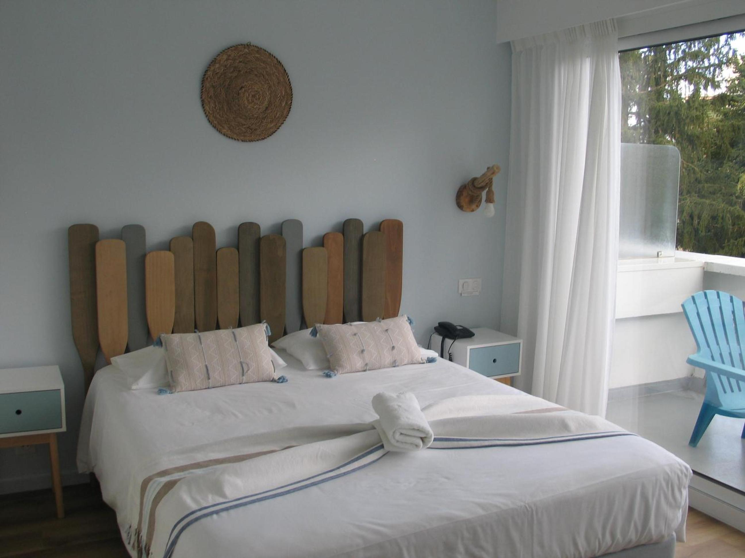 Queen Room with Balcony - Photo 12
