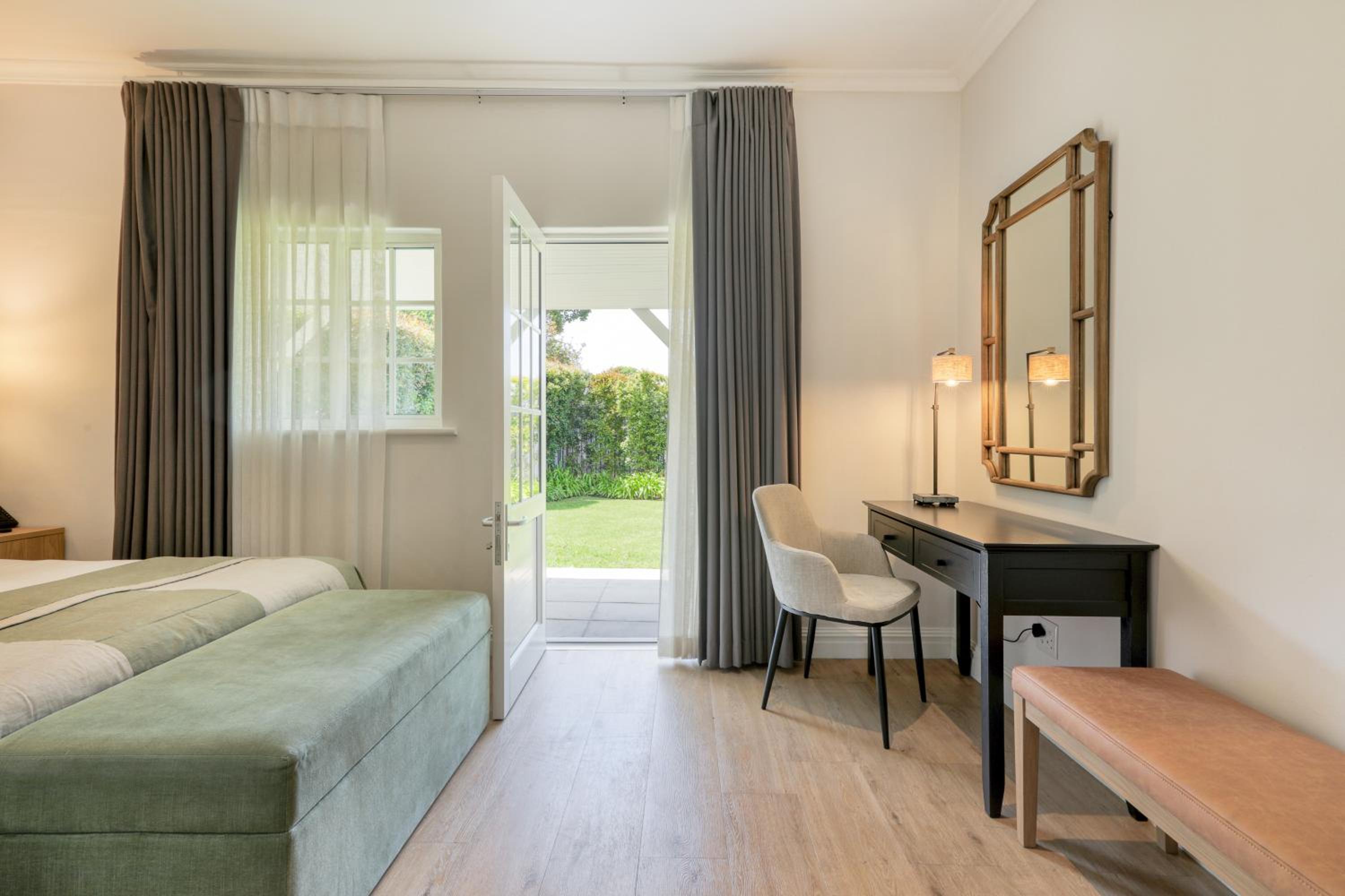 Suite - Photo 27