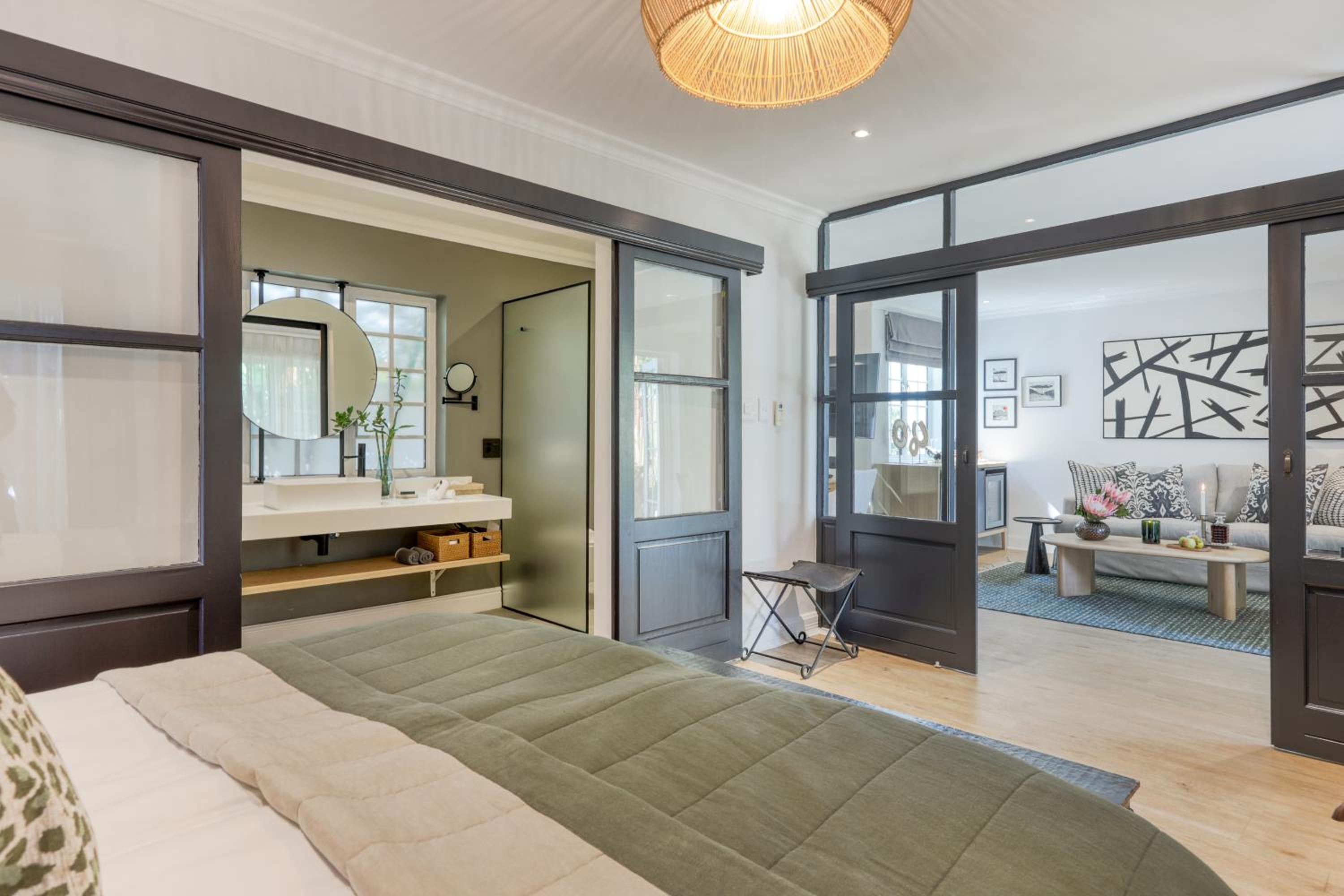 Suite - Photo 20