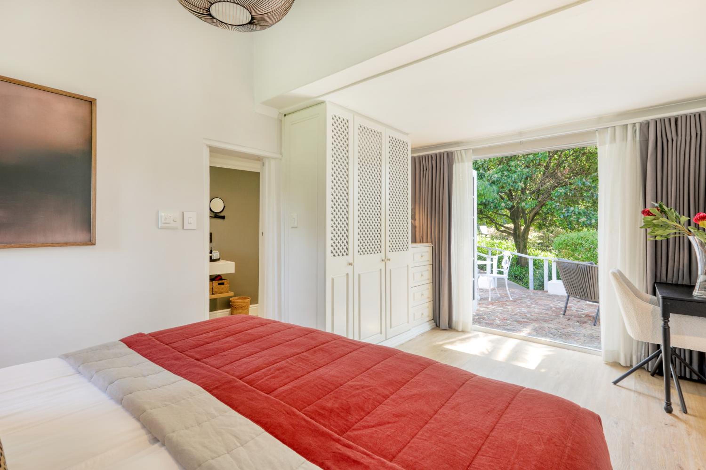 Suite - Photo 18