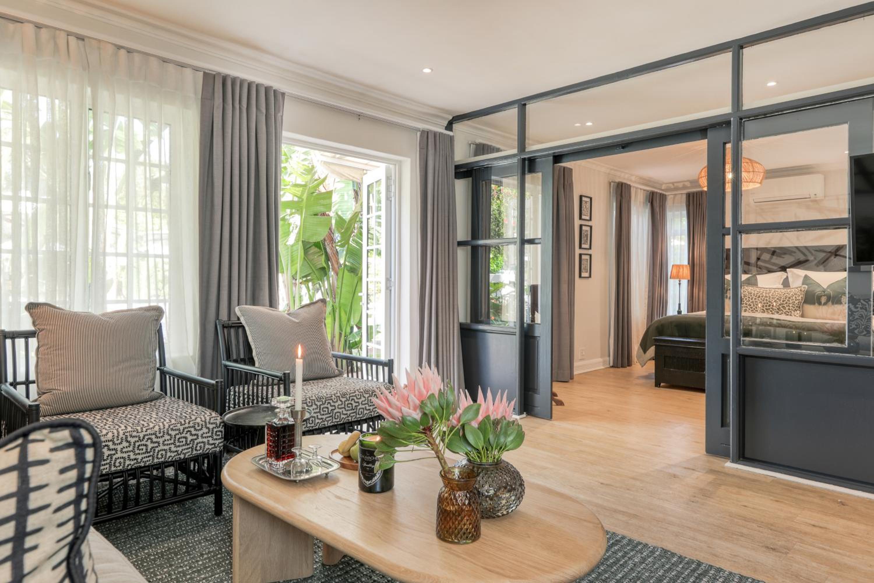 Suite - Photo 21
