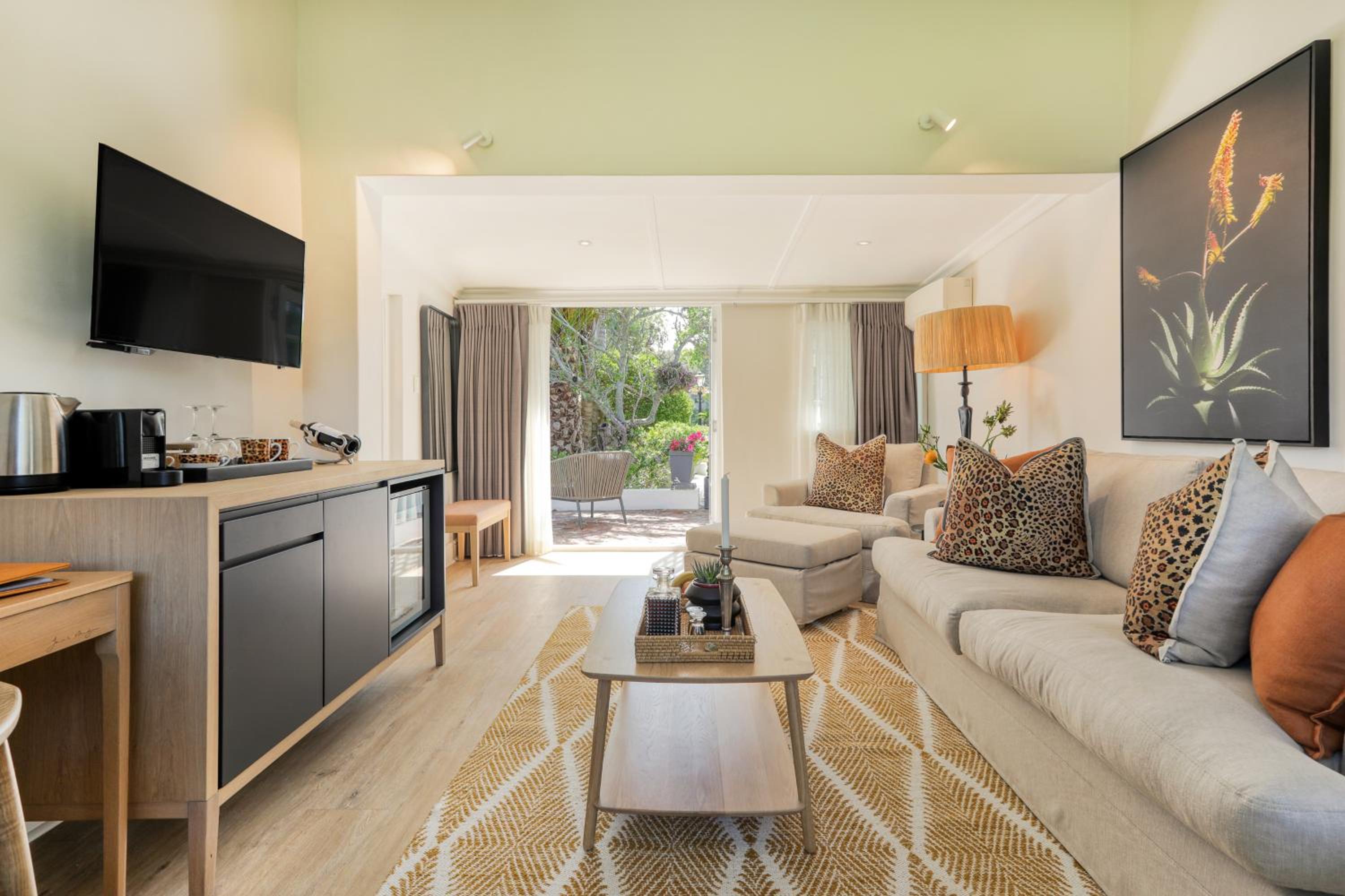 Suite - Photo 19