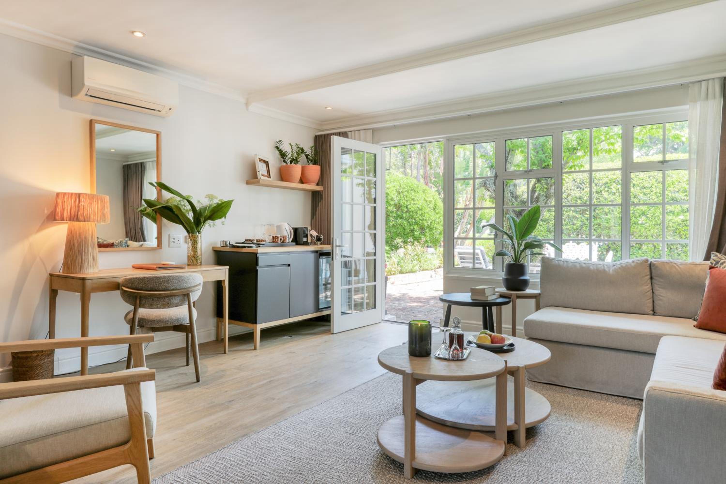 Suite - Photo 11