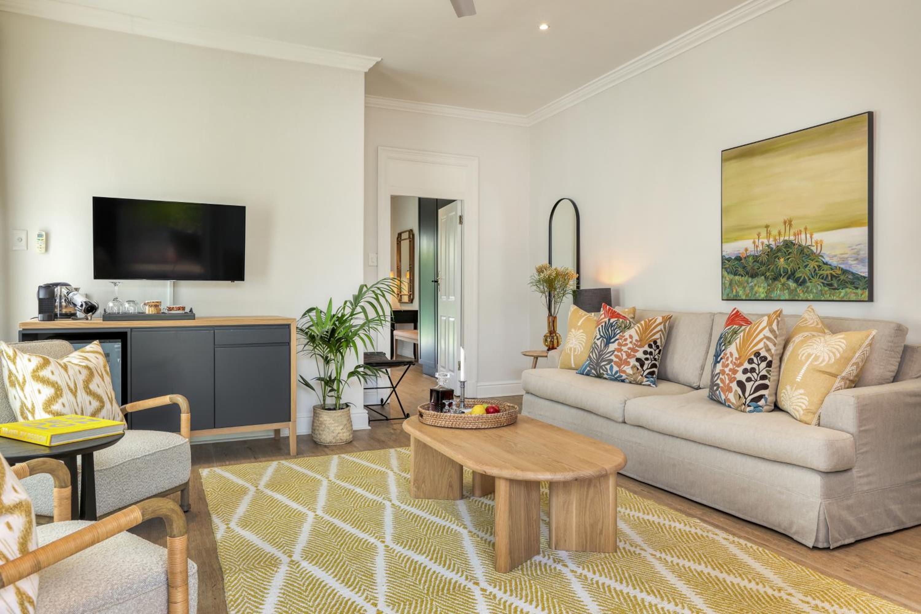 Suite - Photo 1