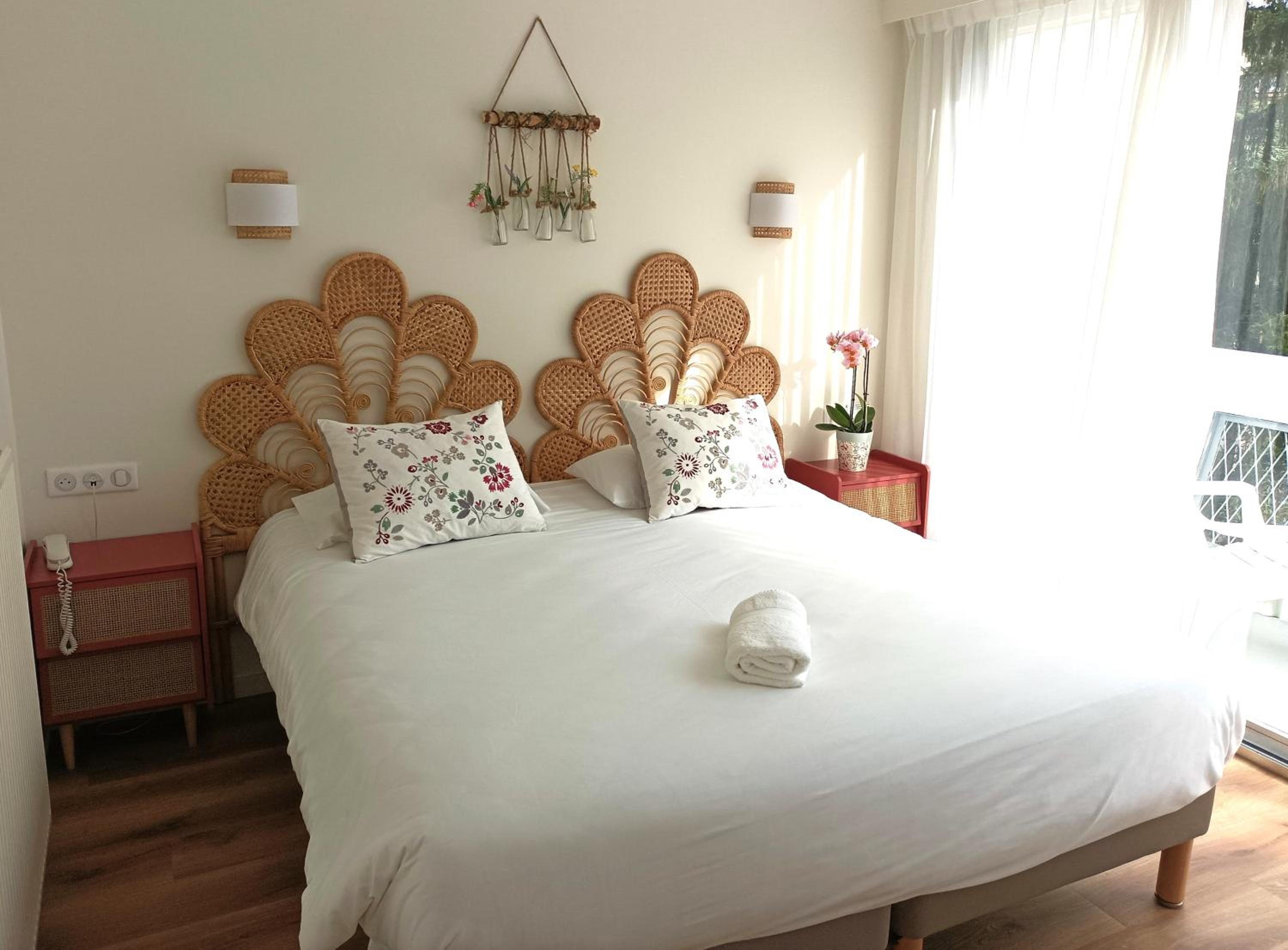 Queen Room with Balcony - Photo 9