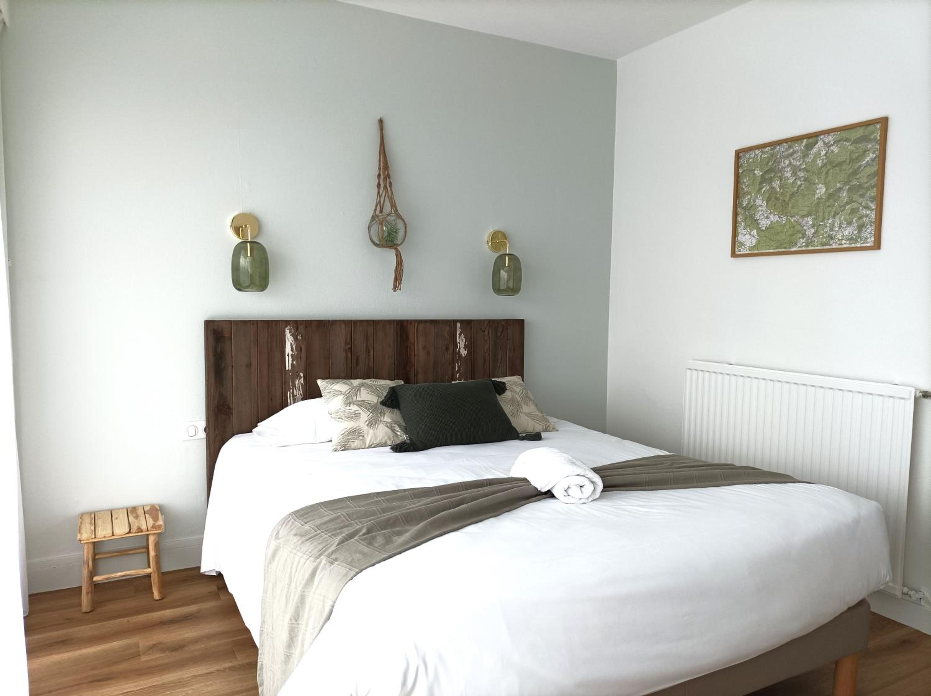 Queen Room with Balcony - Photo 10