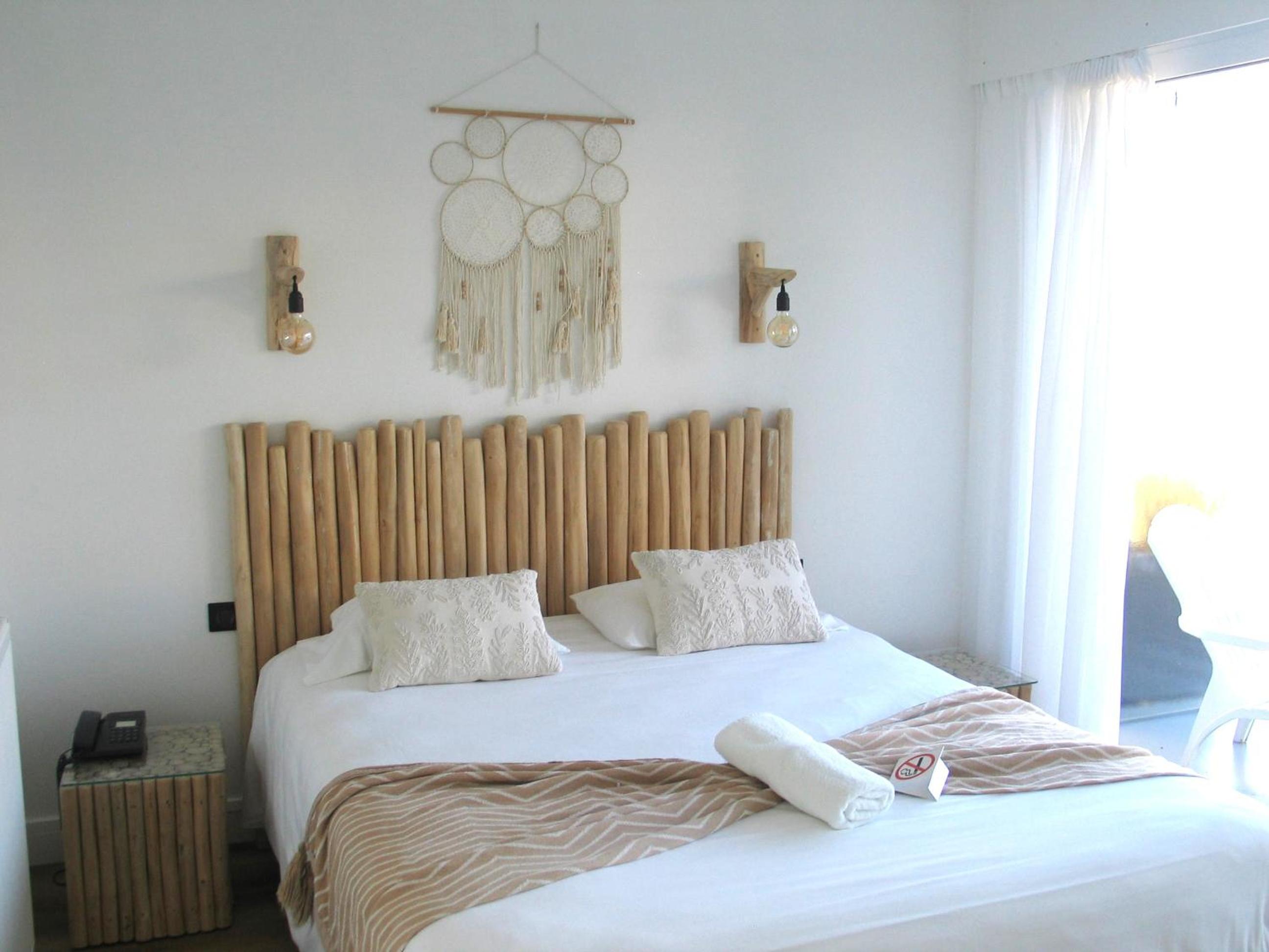 Queen Room with Balcony - Photo 11