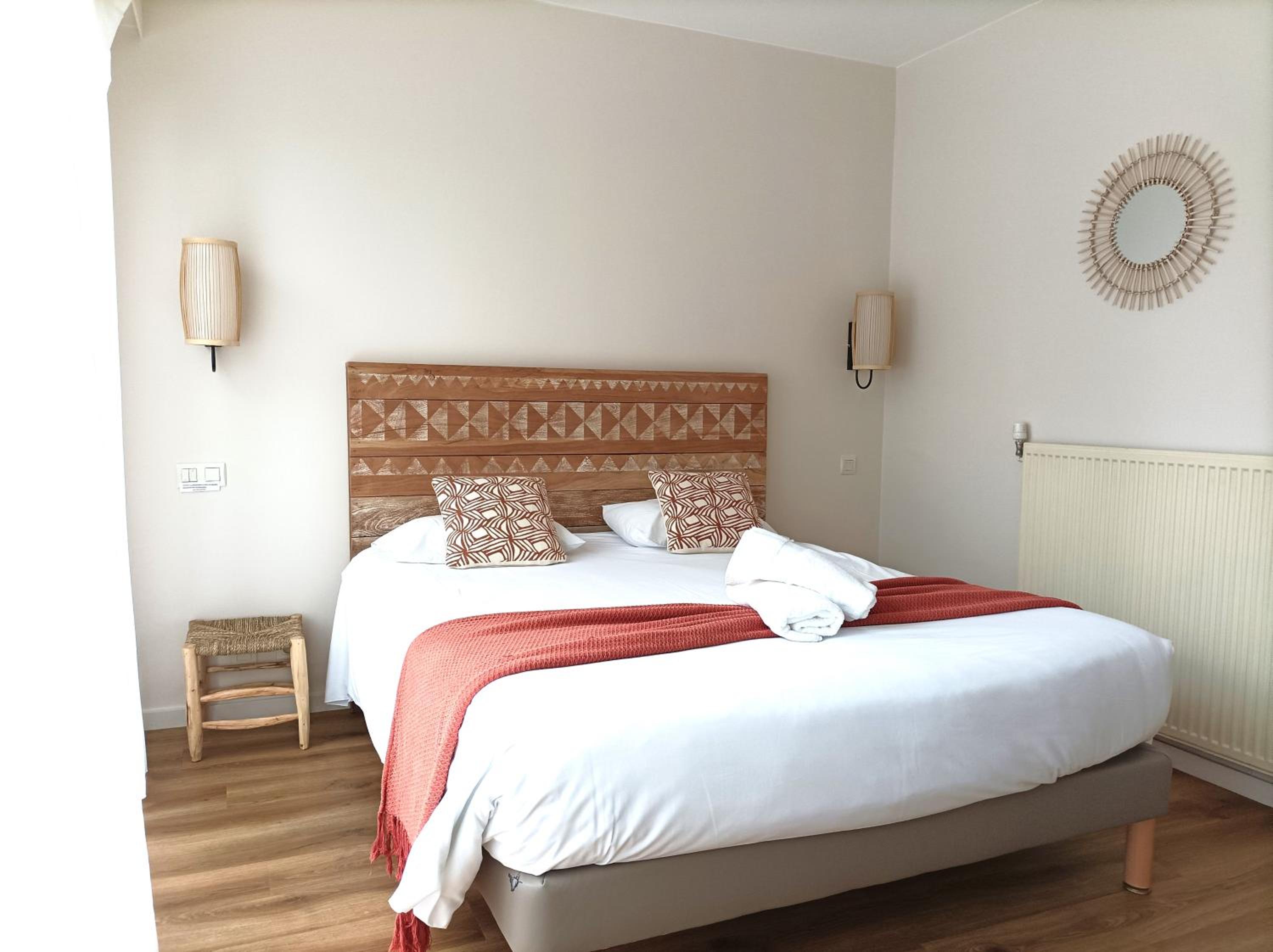 Queen Room with Balcony - Photo 8