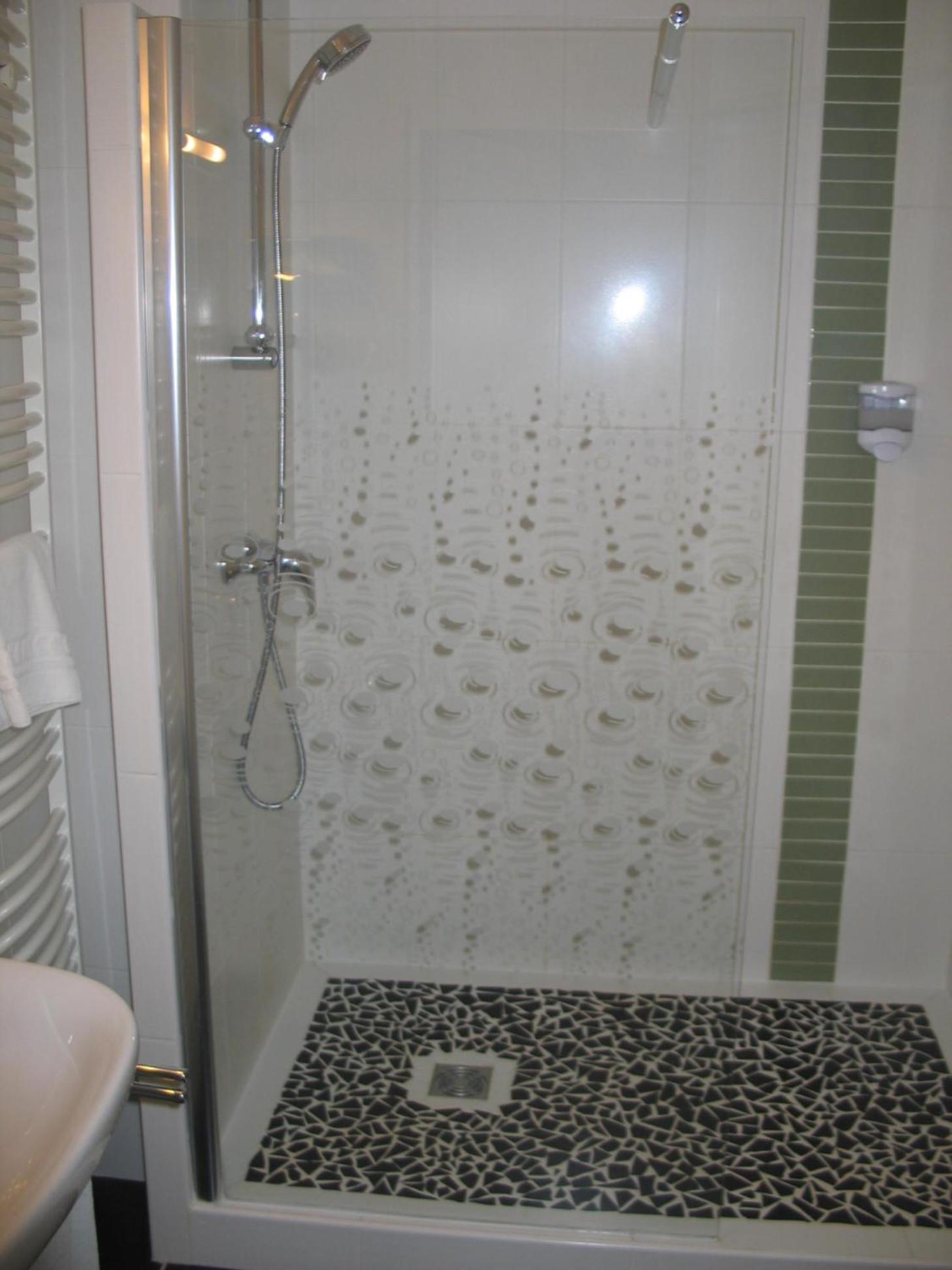Queen Room with Balcony - Photo 5