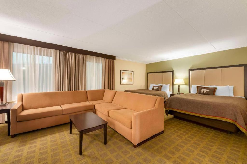 Family Queen Suite with Sofa Bed and Kitchenette - Photo 1
