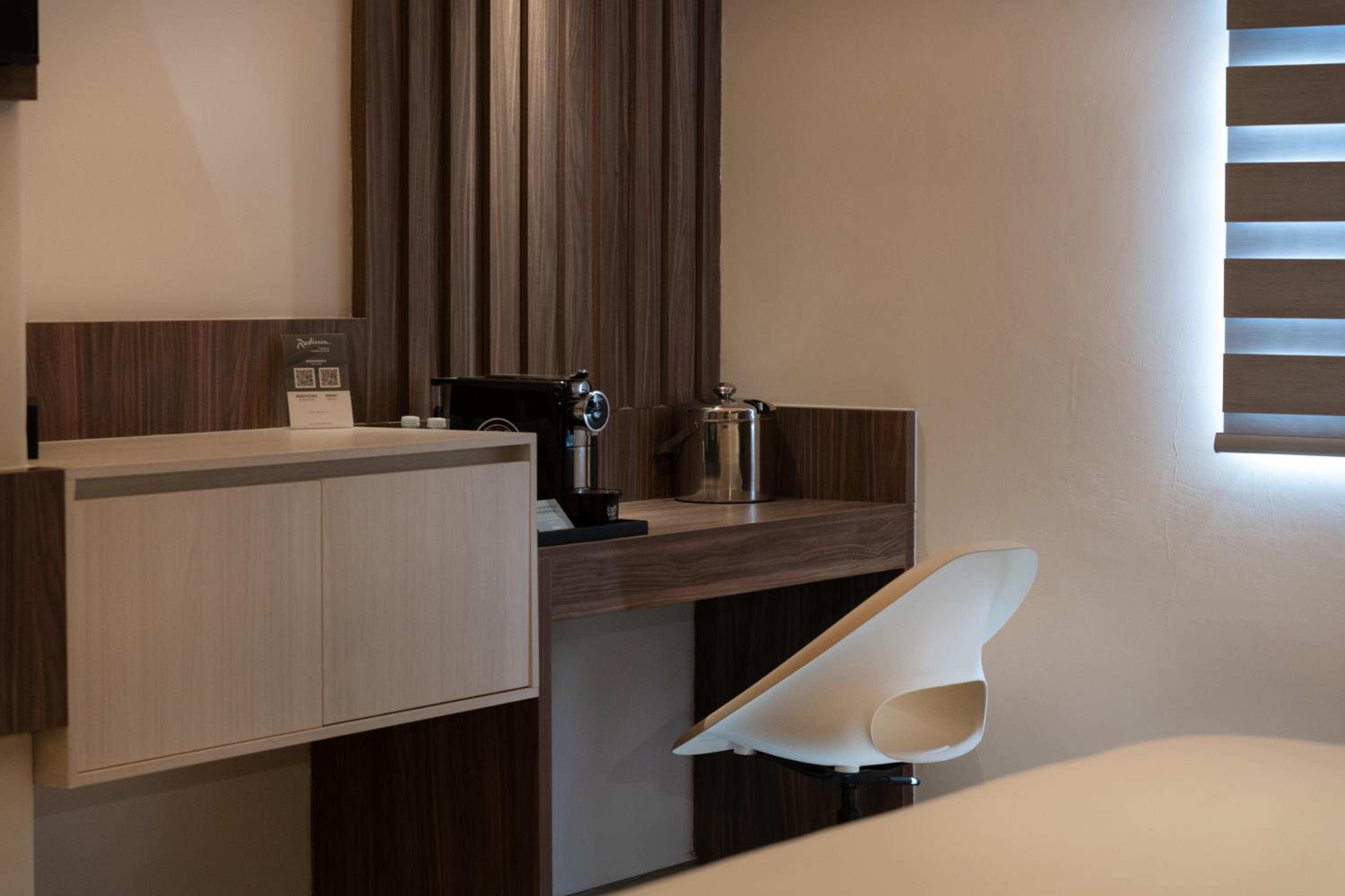 King Room - Non Smoking/Interior Hall - Photo 1