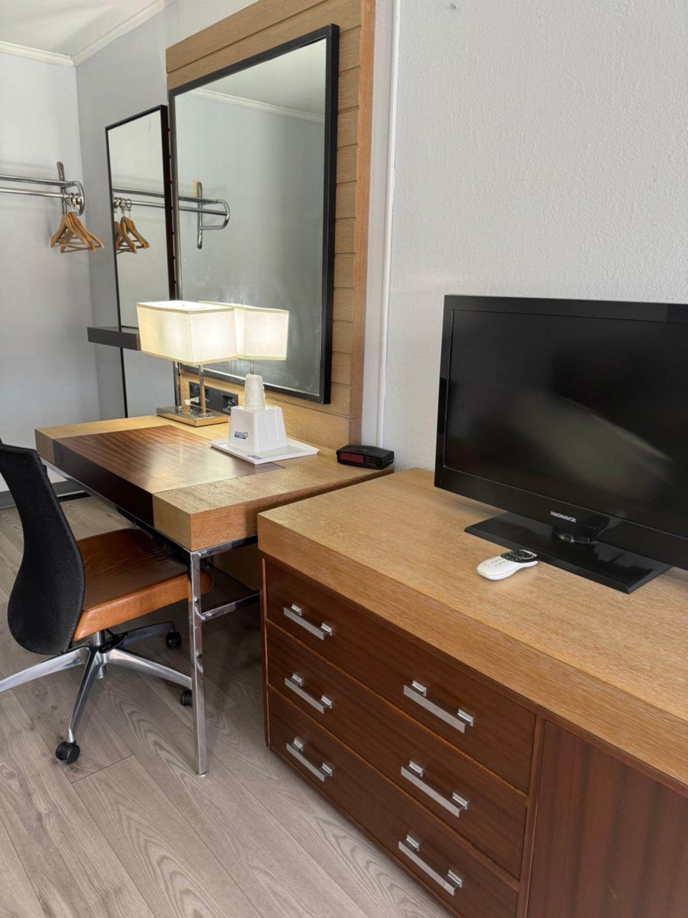Double Room with Two Double Beds - Non-Smoking - Photo 9