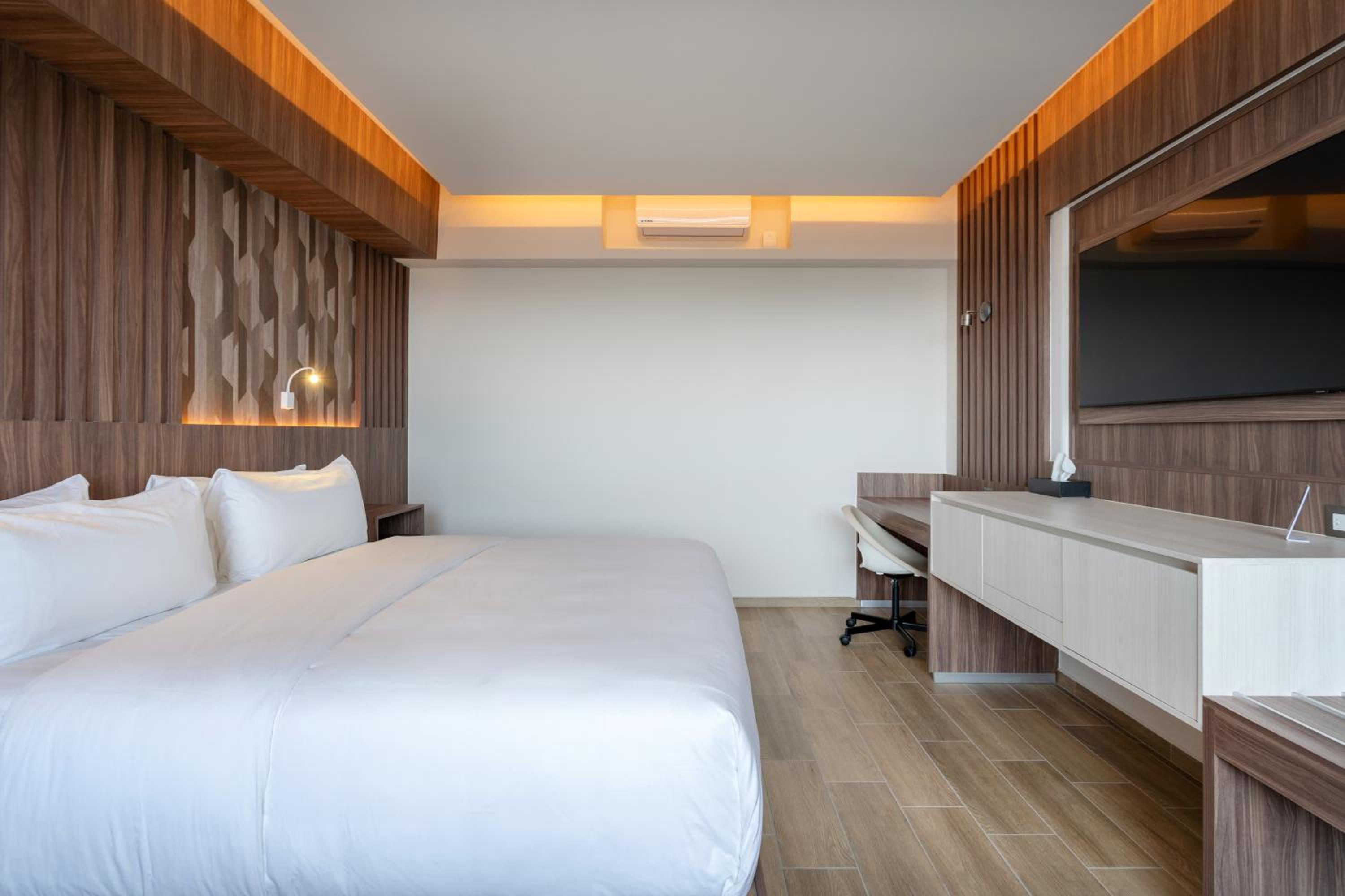 King Suite - Non Smoking/Interior Hall - Photo 5
