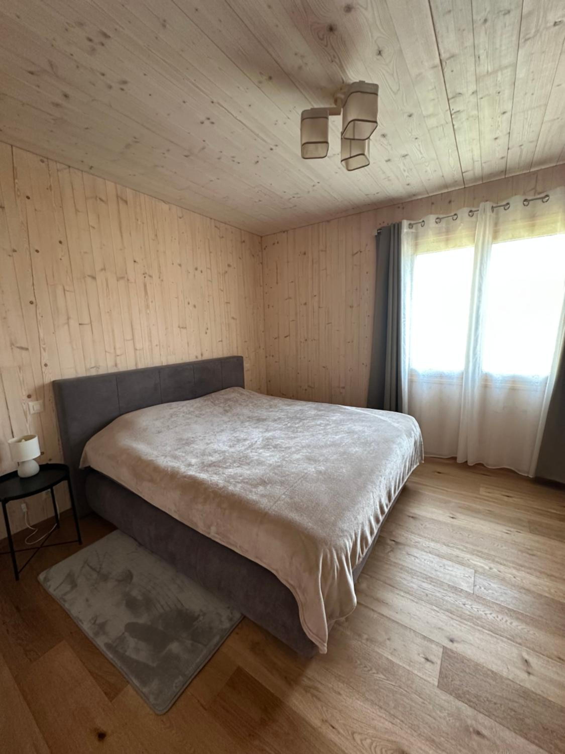 Five-Bedroom House photo 1