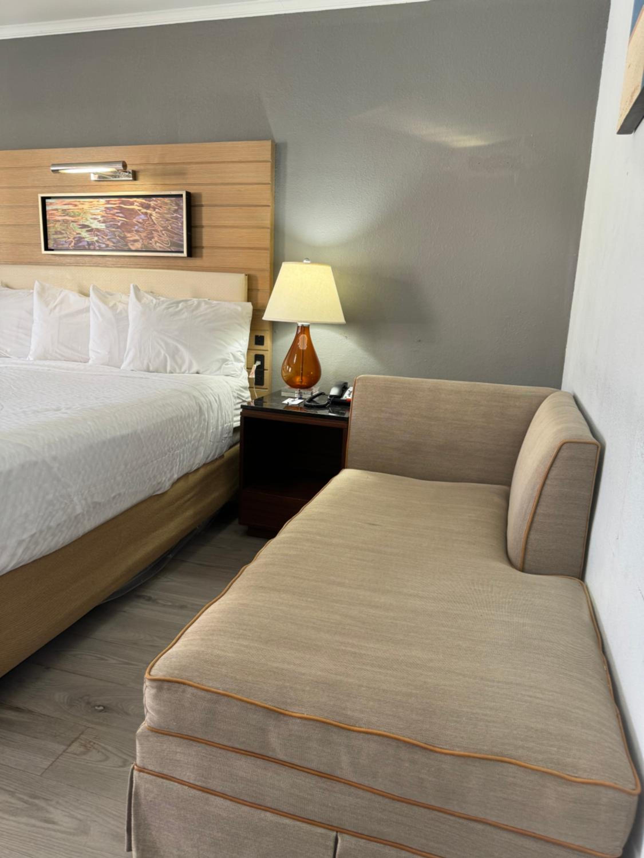 King Room - Non-Smoking - Photo 2