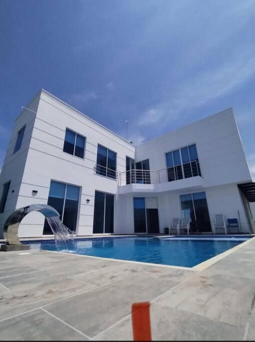 Five-Bedroom House photo 2
