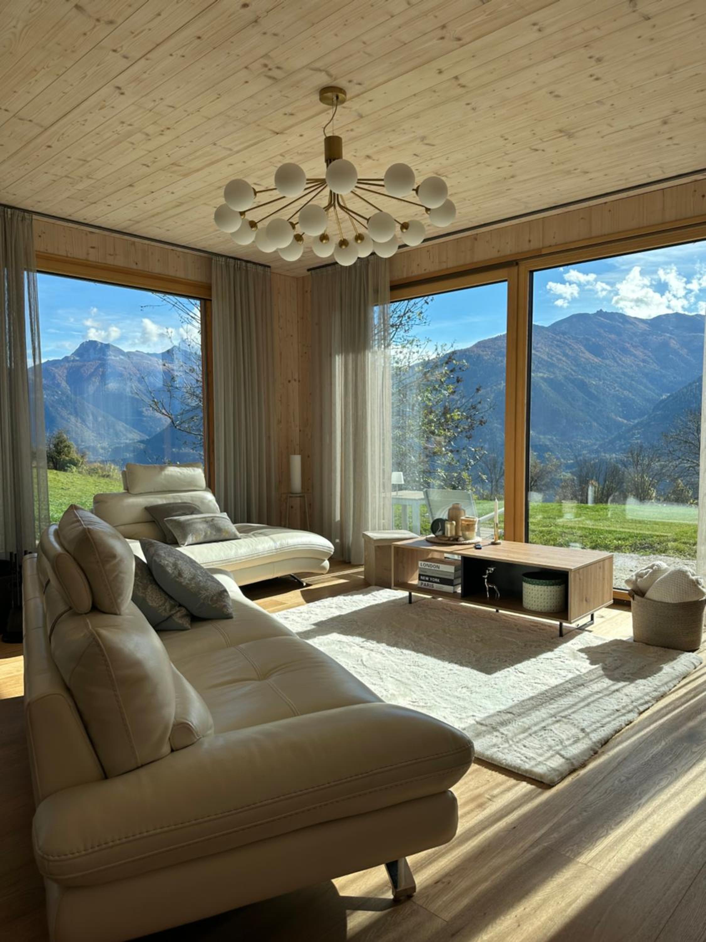 Five-Bedroom House photo 2