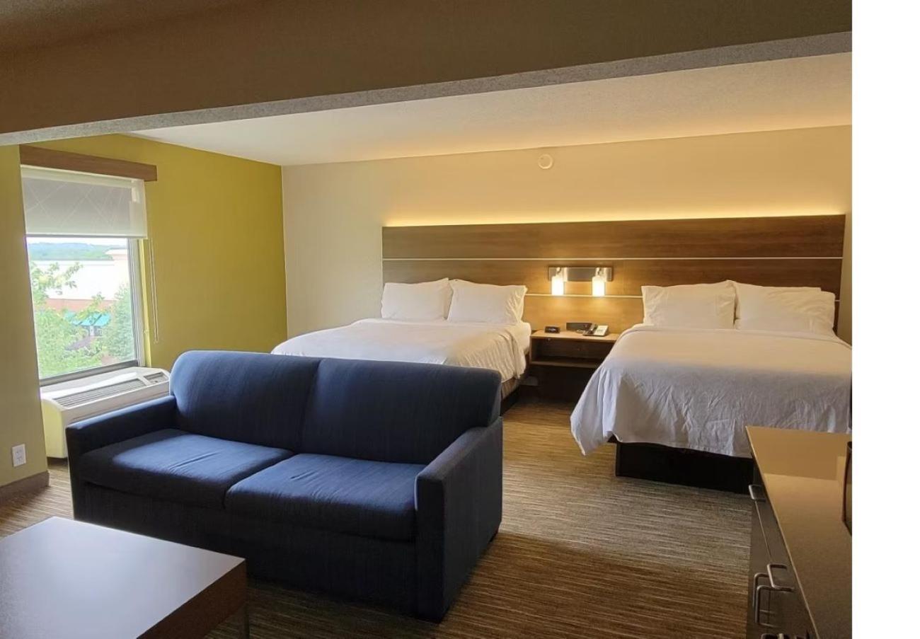 Suite with Two Queen Beds - Photo 2