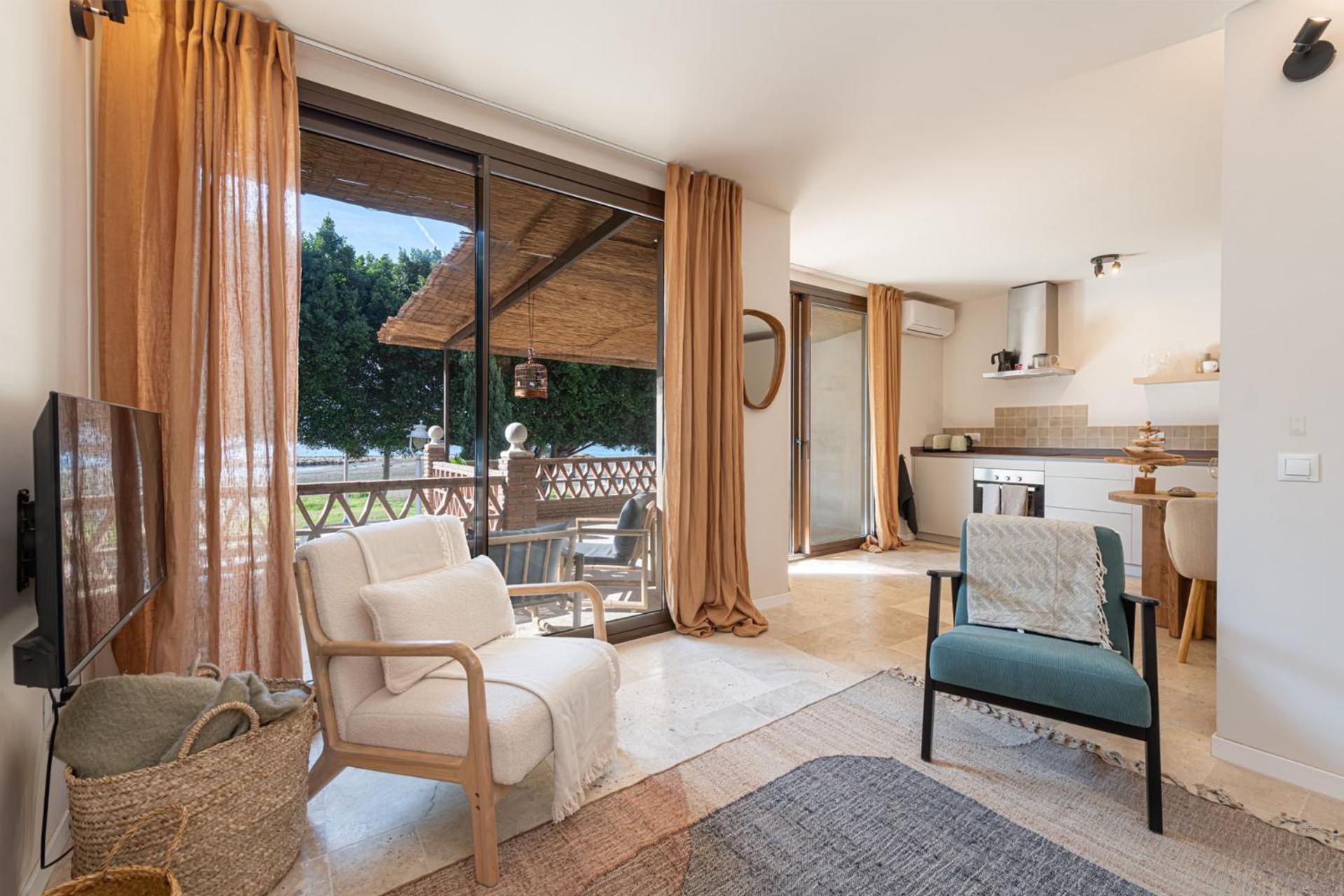 Apartamento de dos habitaciones con balcón y vista al mar