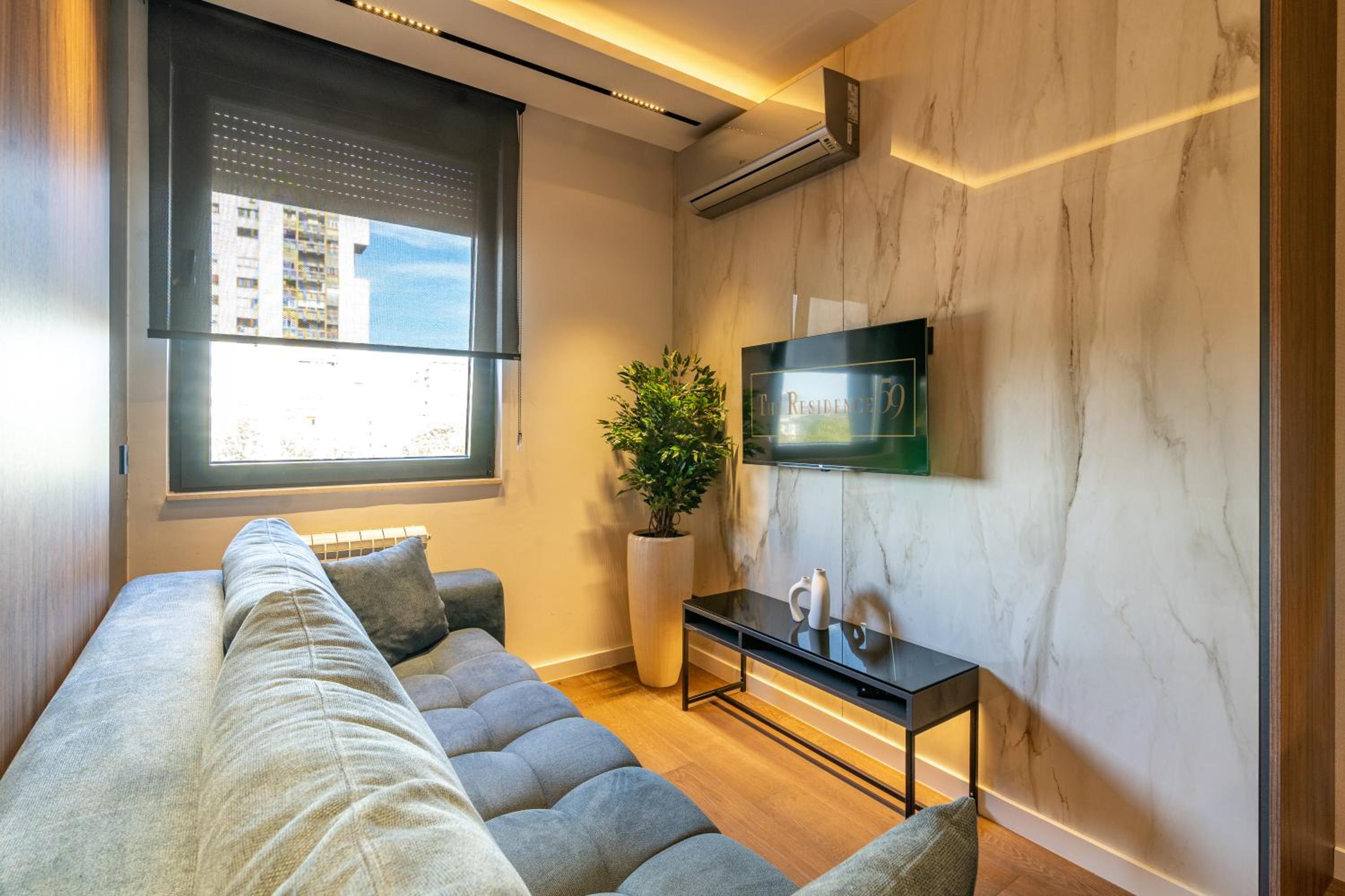 Studio Apartment - Photo 1