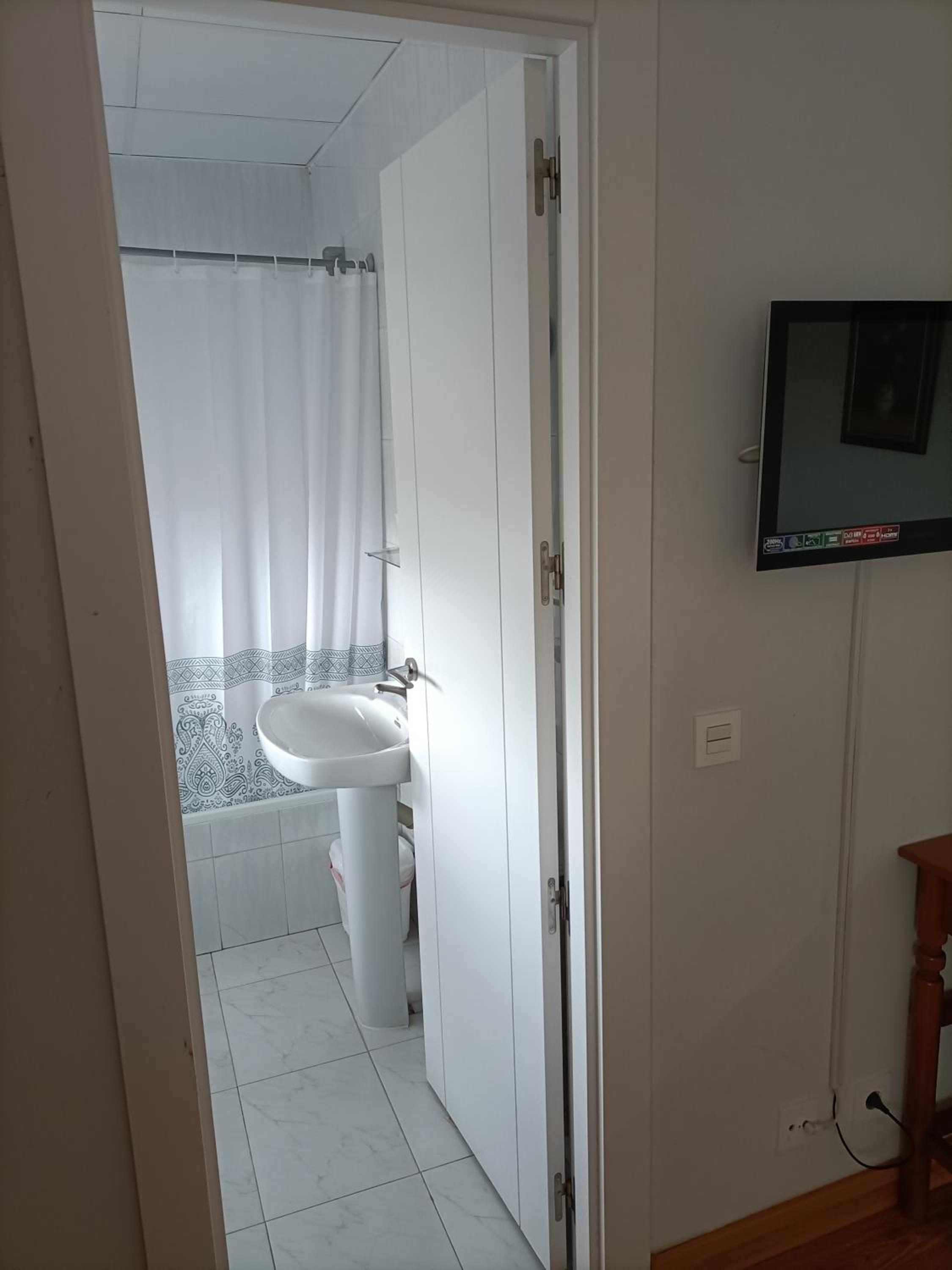 Twin Room with Bathroom - Photo 2