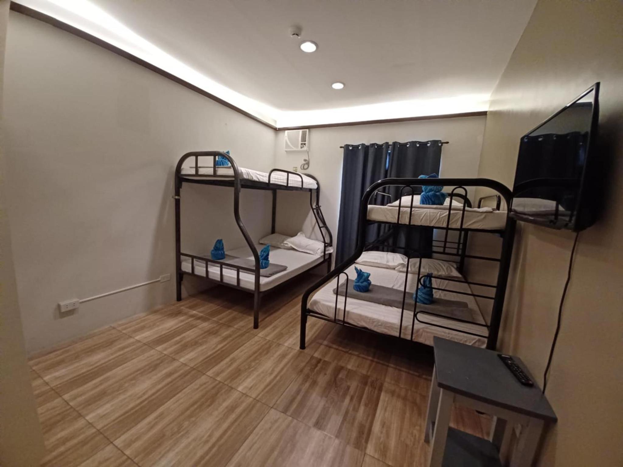 Family Room with Private Bathroom - Photo 18