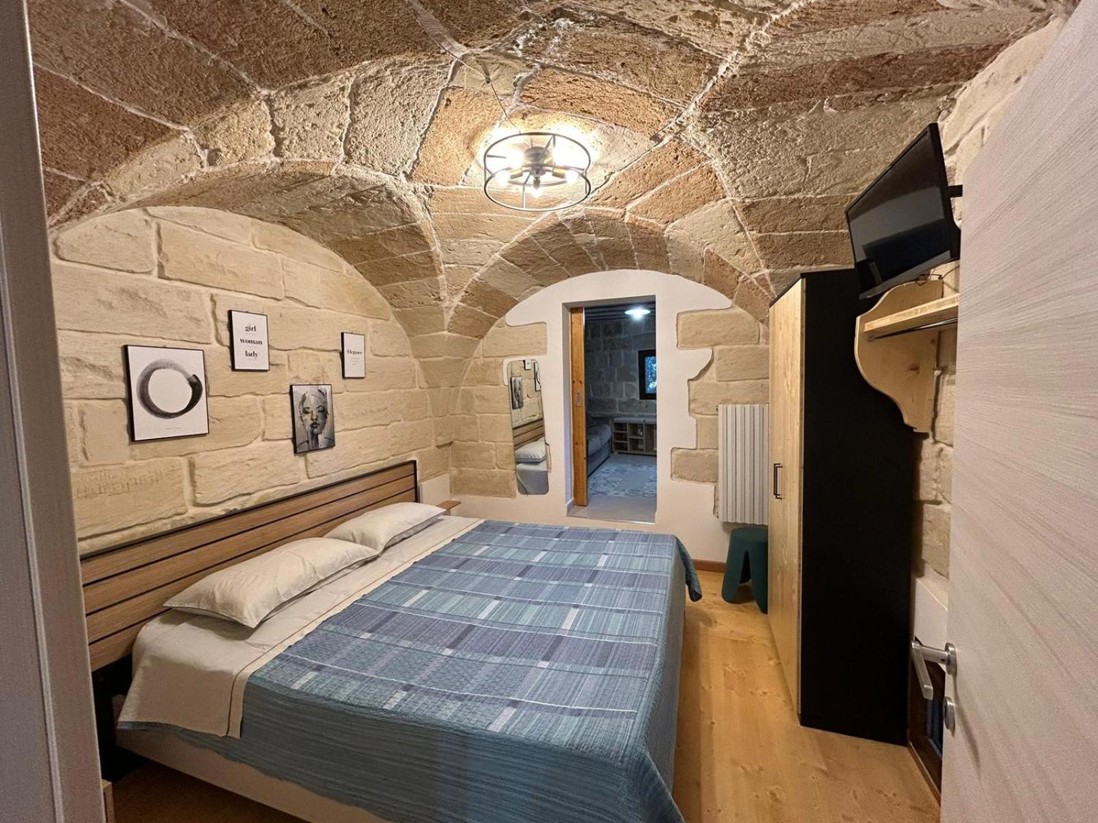 Five-Bedroom Deluxe Apartment