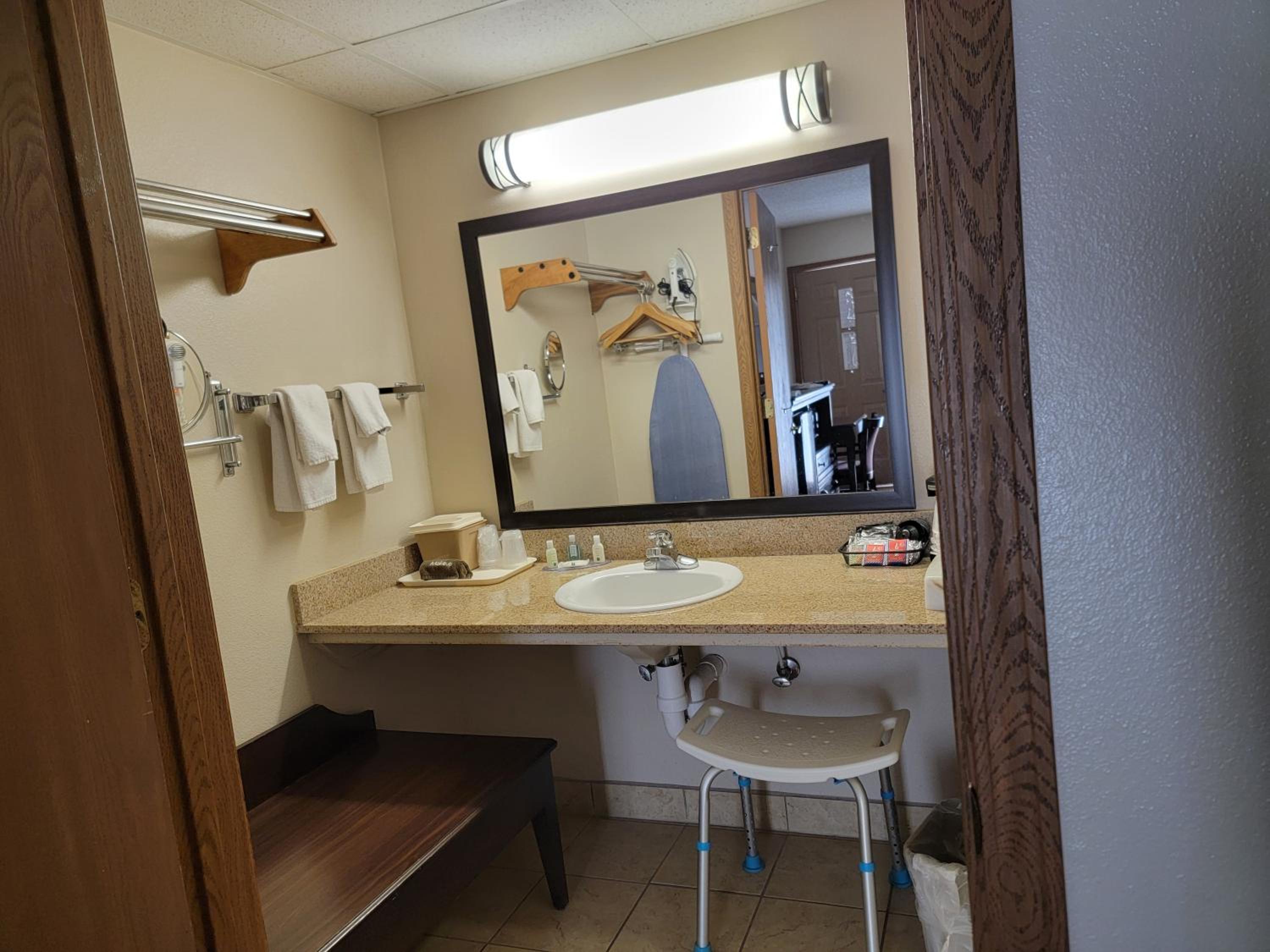 Queen Room with Two Queen Beds - Accessible/Non-Smoking  - Photo 4