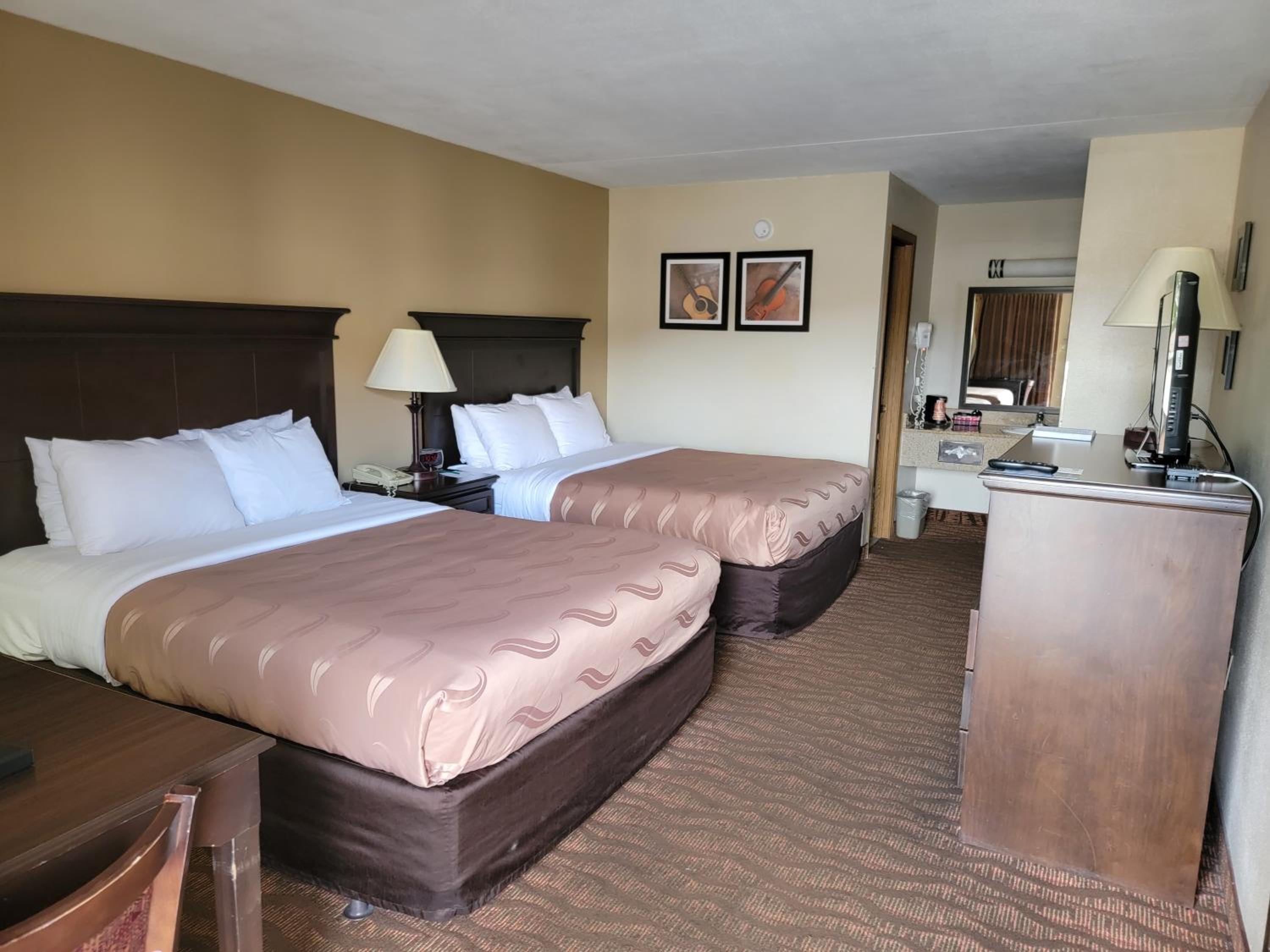 Queen Room with Two Queen Beds - Non-Smoking - Photo 1
