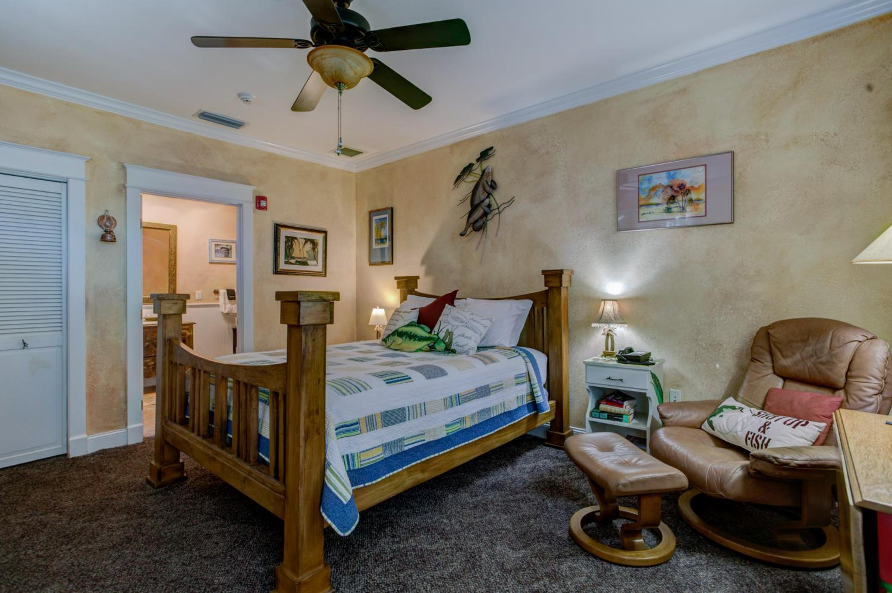 Deluxe Queen Suite - Not Pet Friendly - Photo 2