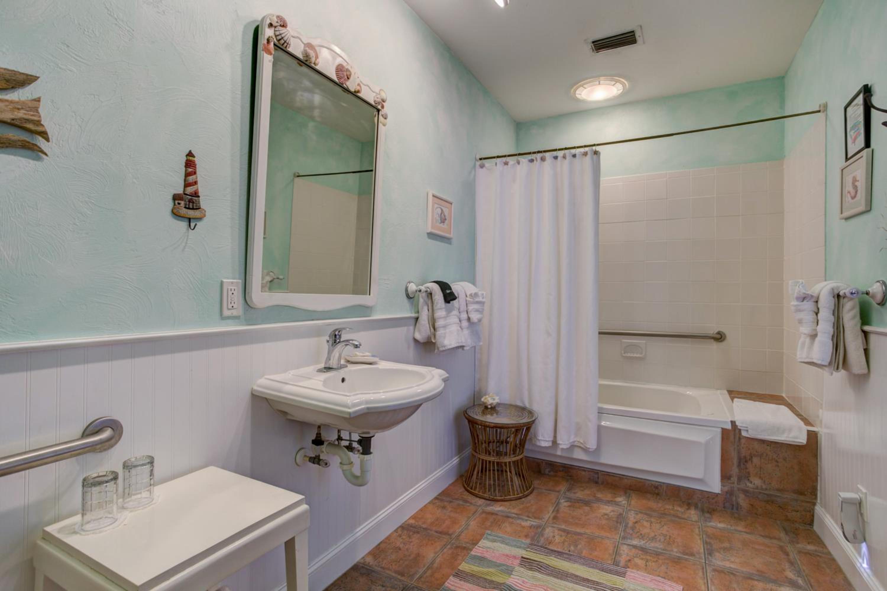 Deluxe Queen Suite - Pet Friendly  - Photo 5